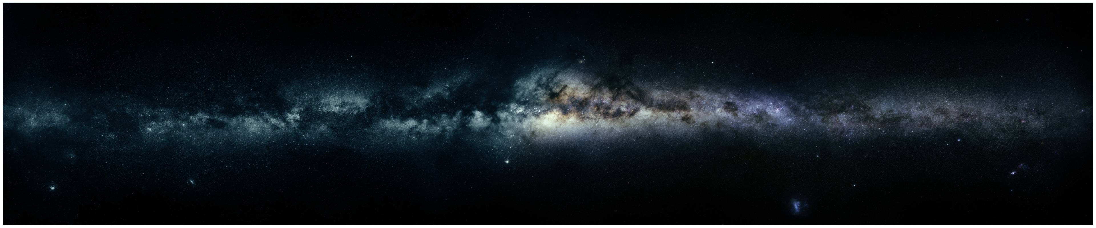 銀河系在繁星點點的夜空中延伸。
