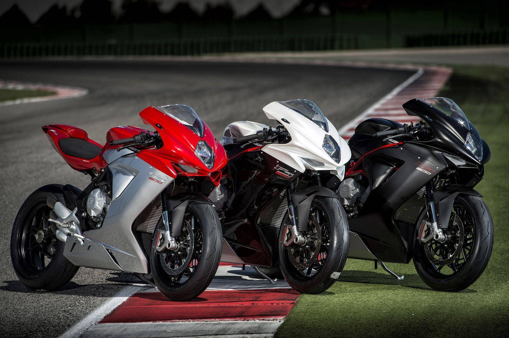 三輛 MV Agusta F3 800 摩托車 壁紙 — 三輛高性能運動電單車，紅、白、黑色，佇立在賽車道的路肩上。