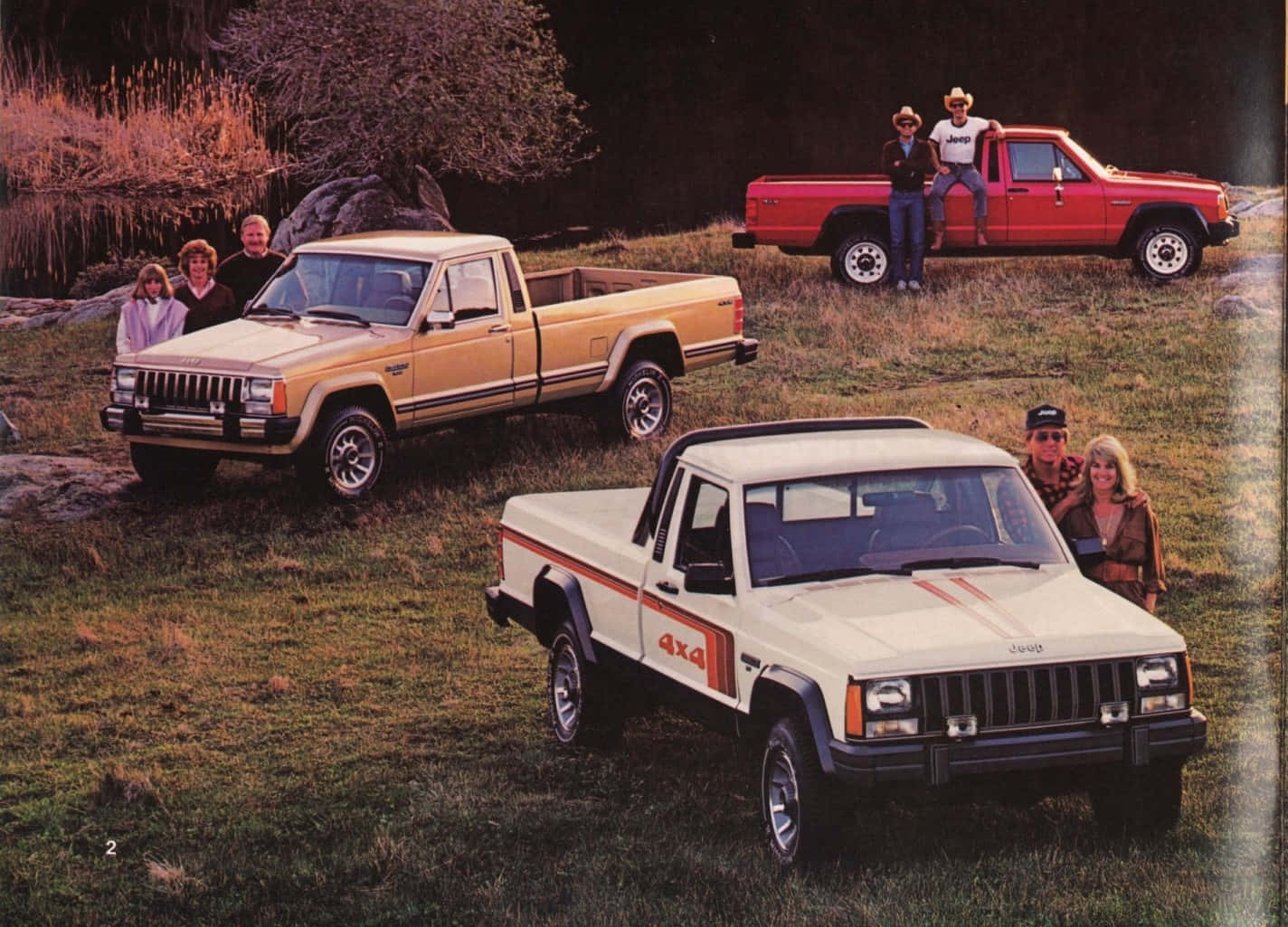 Jeep Comanche 桌布 壁紙 — 三輛復古Jeep皮卡車（米色、紅色和白色）停在草地上，家庭在樹林環繞的戶外環境中在車旁擺姿勢。