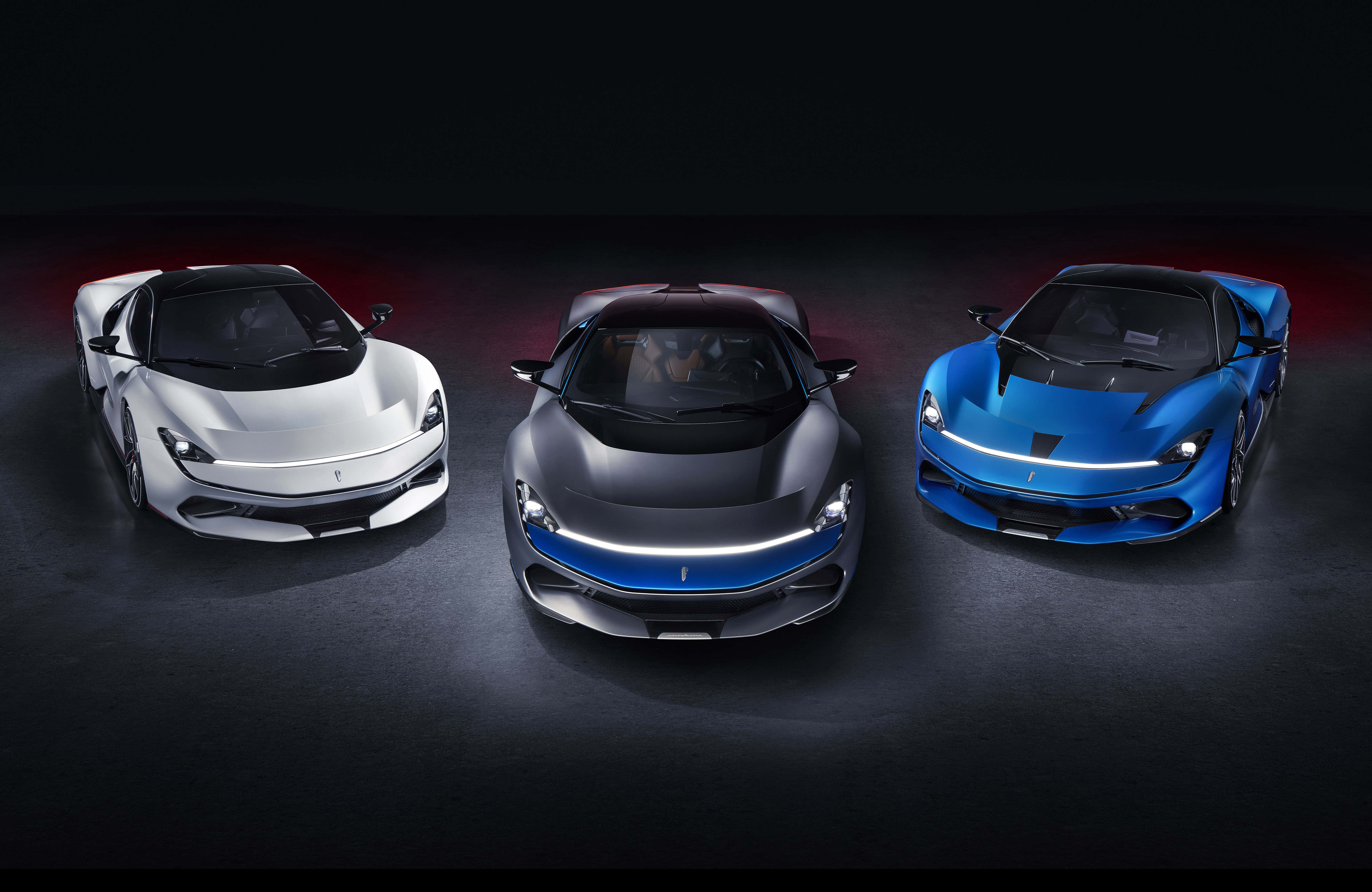 Pininfarina 桌布 壁紙 — 三輛時尚的白色、灰色和藍色超級跑車在黑暗的攝影棚地板上，在戲劇性的紅色燈光下閃耀。