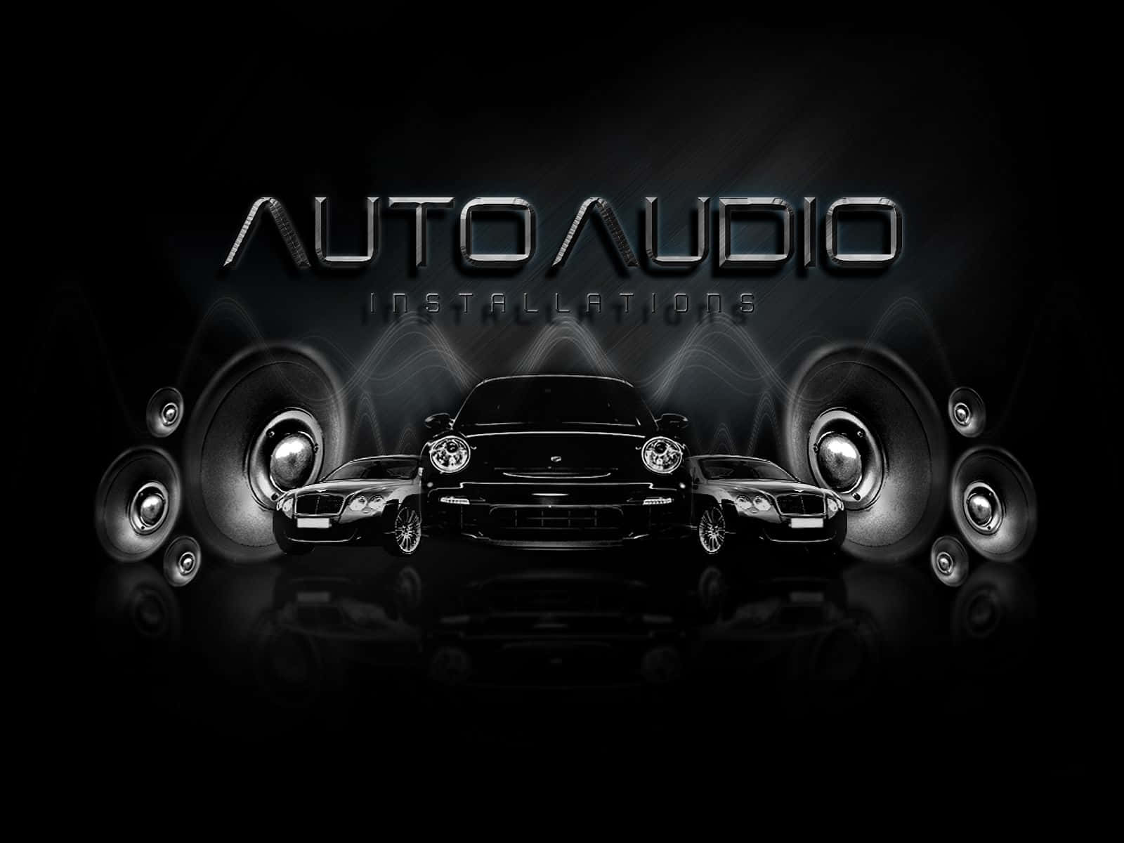 Car Audio 桌布 壁紙 — 三輛時尚黑色跑車在戲劇性燈光下閃閃發光，兩旁是巨大的揚聲器，上方有「AUTO AUDIO INSTALLATIONS」文字。