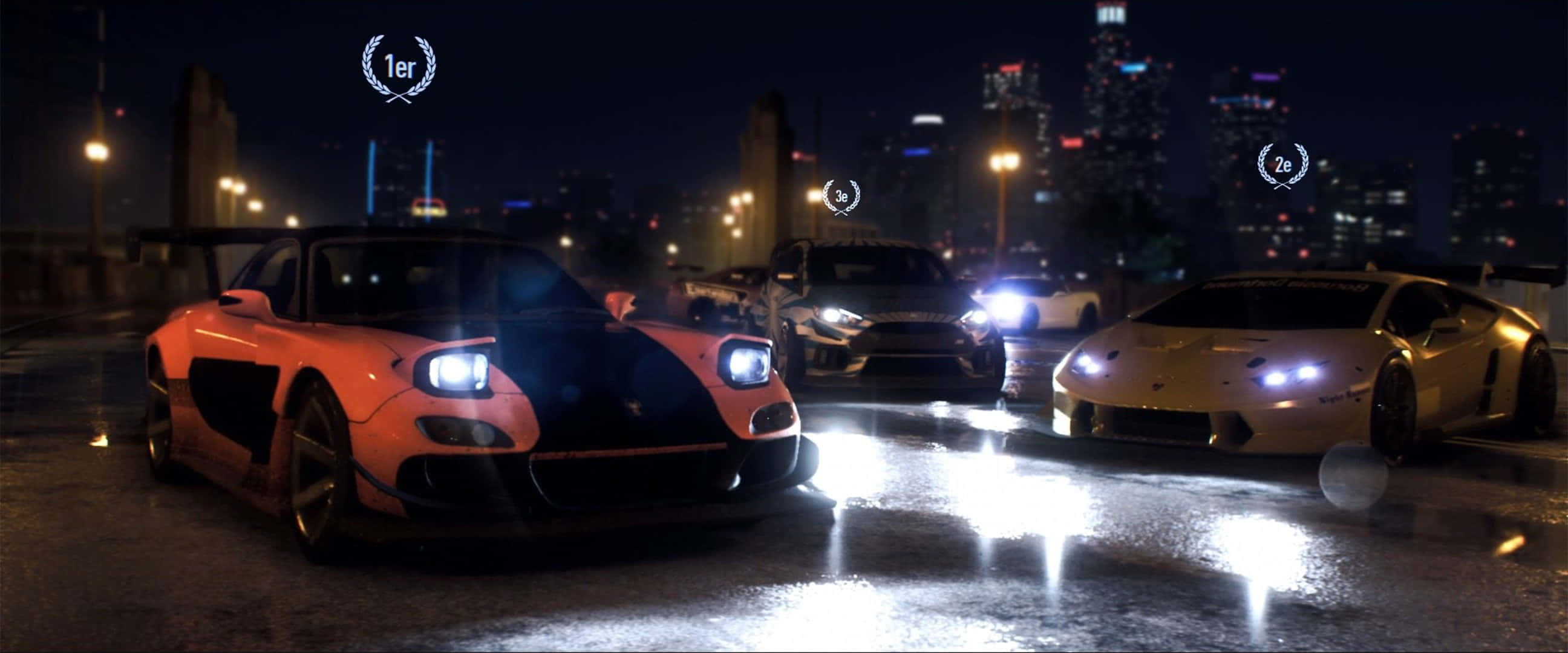 2 Player Games 桌布 壁紙 — 三輛高性能跑車在夜間於潮濕的城市街道上競速，發光的車頭燈反射在路面上。