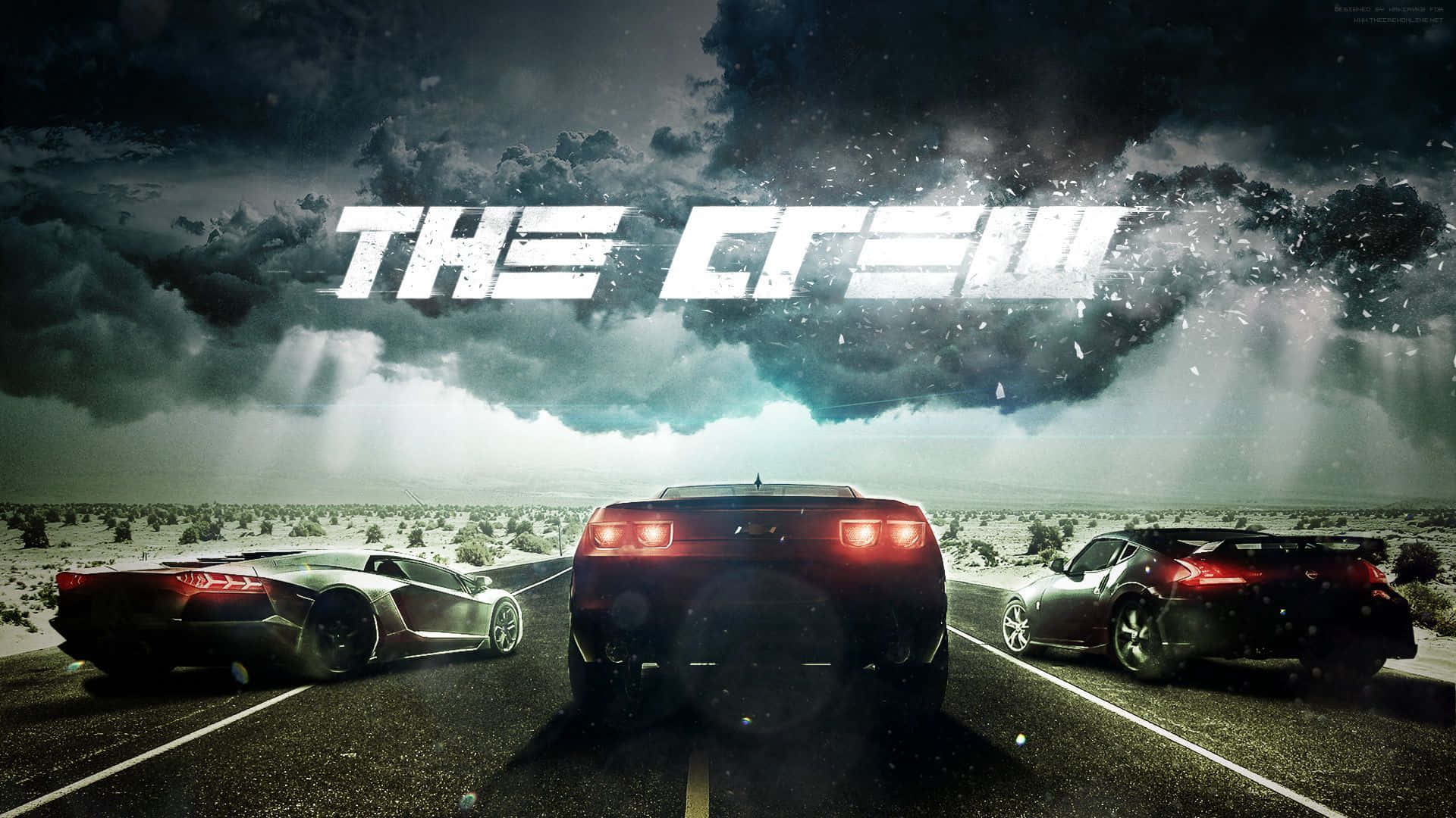 Racing Games 桌布 壁紙 — 三輛高性能跑車在閃電照亮沙漠公路的暴風雨天空下競速。