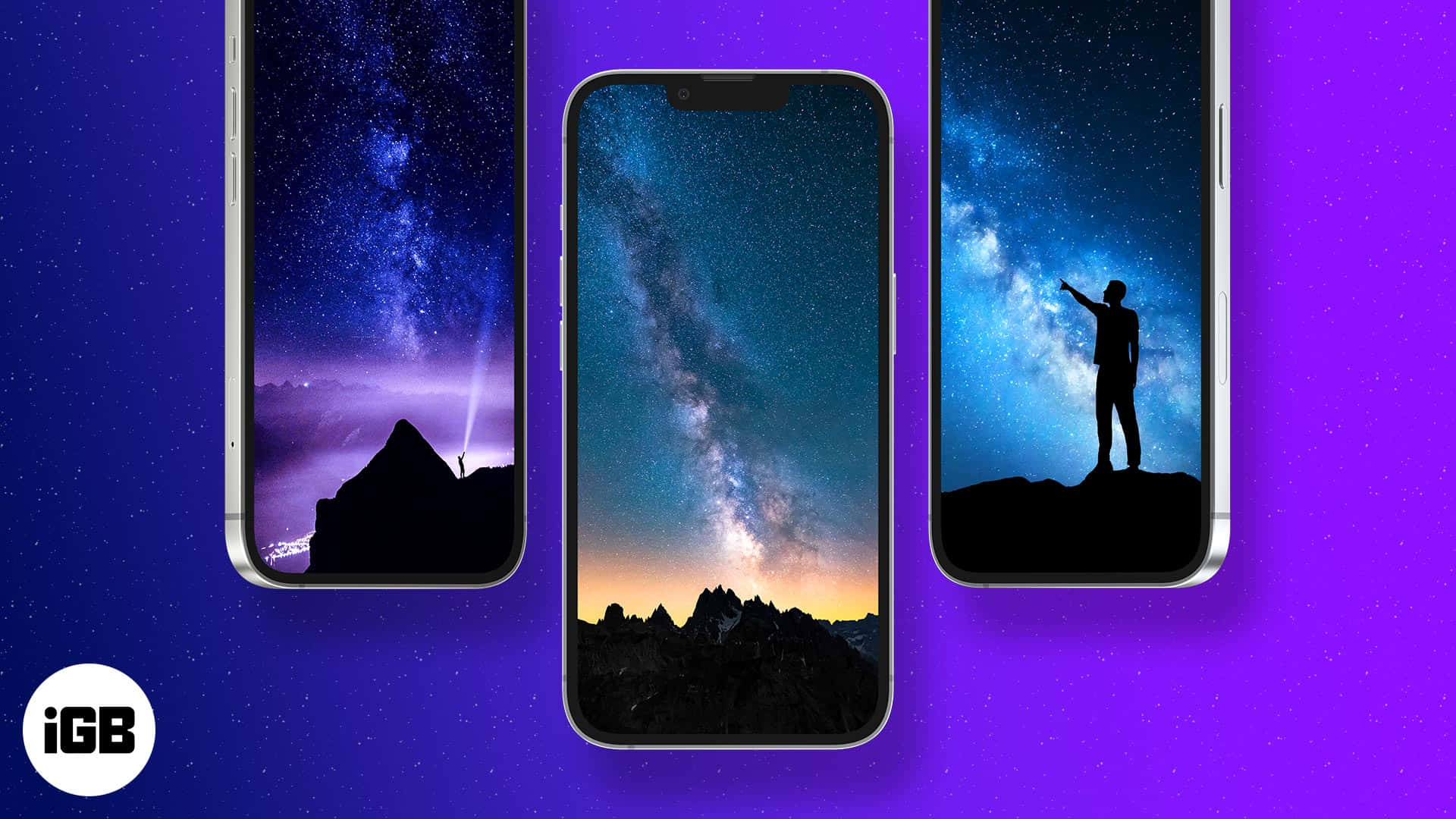 iPhone風格壁紙 桌布 壁紙 — 三部智能手機顯示宇宙主題桌布，背景為充滿活力的紫色，帶有銀河和山脈輪廓。
