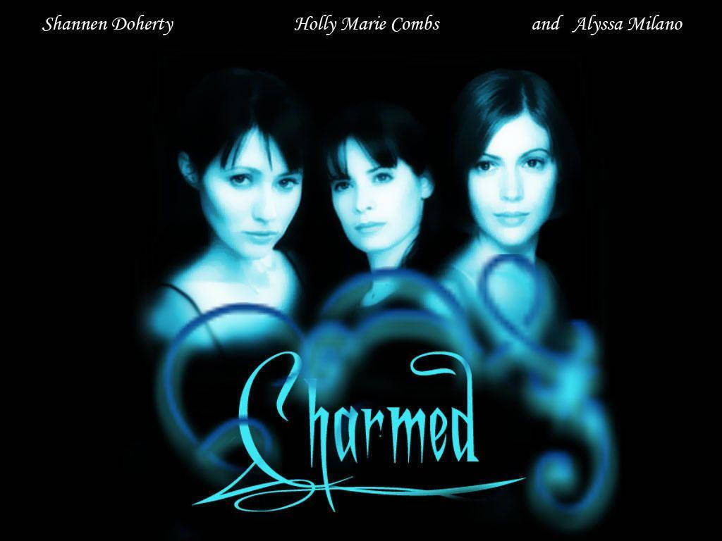三位女性散發藍色光芒，並帶有旋轉魔法效果的「Charmed」標題。
