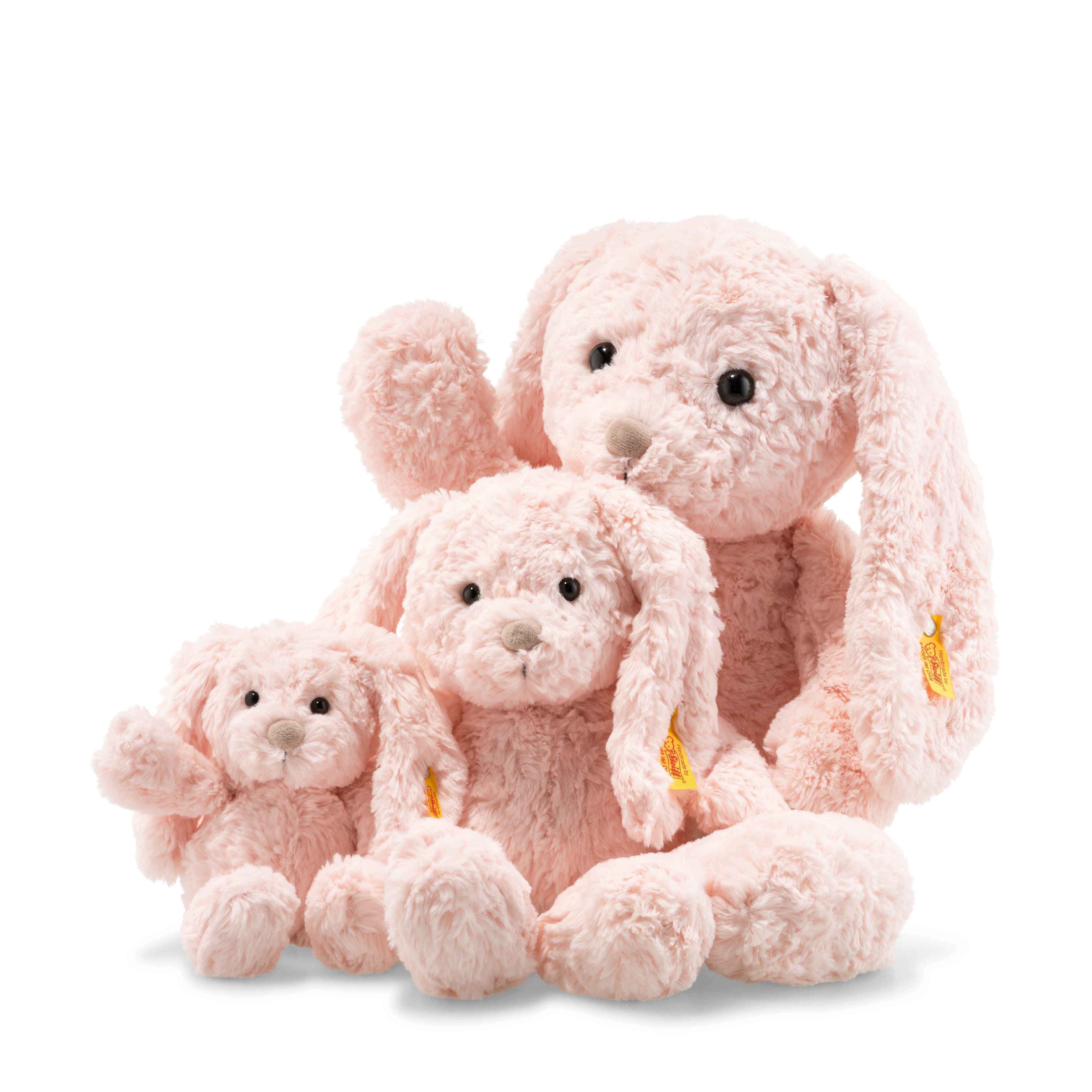 Cuddly 桌布 壁紙 — 三隻不同大小的毛絨粉紅色填充兔仔一齊坐在乾淨的白色背景前。