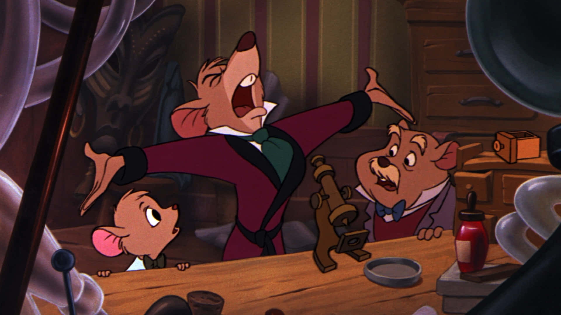 The Great Mouse Detective 桌布 壁紙 — 三隻動畫老鼠在一個雜亂的實驗室裡，有顯微鏡和罐子，其中一隻戲劇性地大喊，其他老鼠在旁觀看。