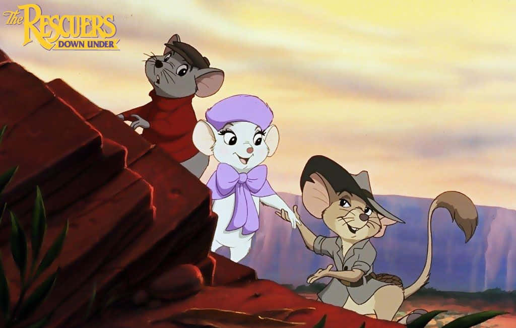 The Rescuers Down Under 桌布 壁紙 — 三隻動畫老鼠穿著探險家服裝，站在紅色岩石上，背景是溫暖的日落天空。
