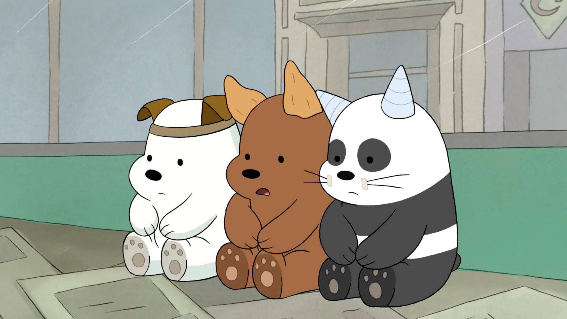We Bare Bears 桌布 壁紙 — 三隻卡通動物，一隻白色北極熊、一隻棕色狐狸和一隻有獨角獸角的熊貓，一起坐在瓷磚地板上，看起來很傷心。