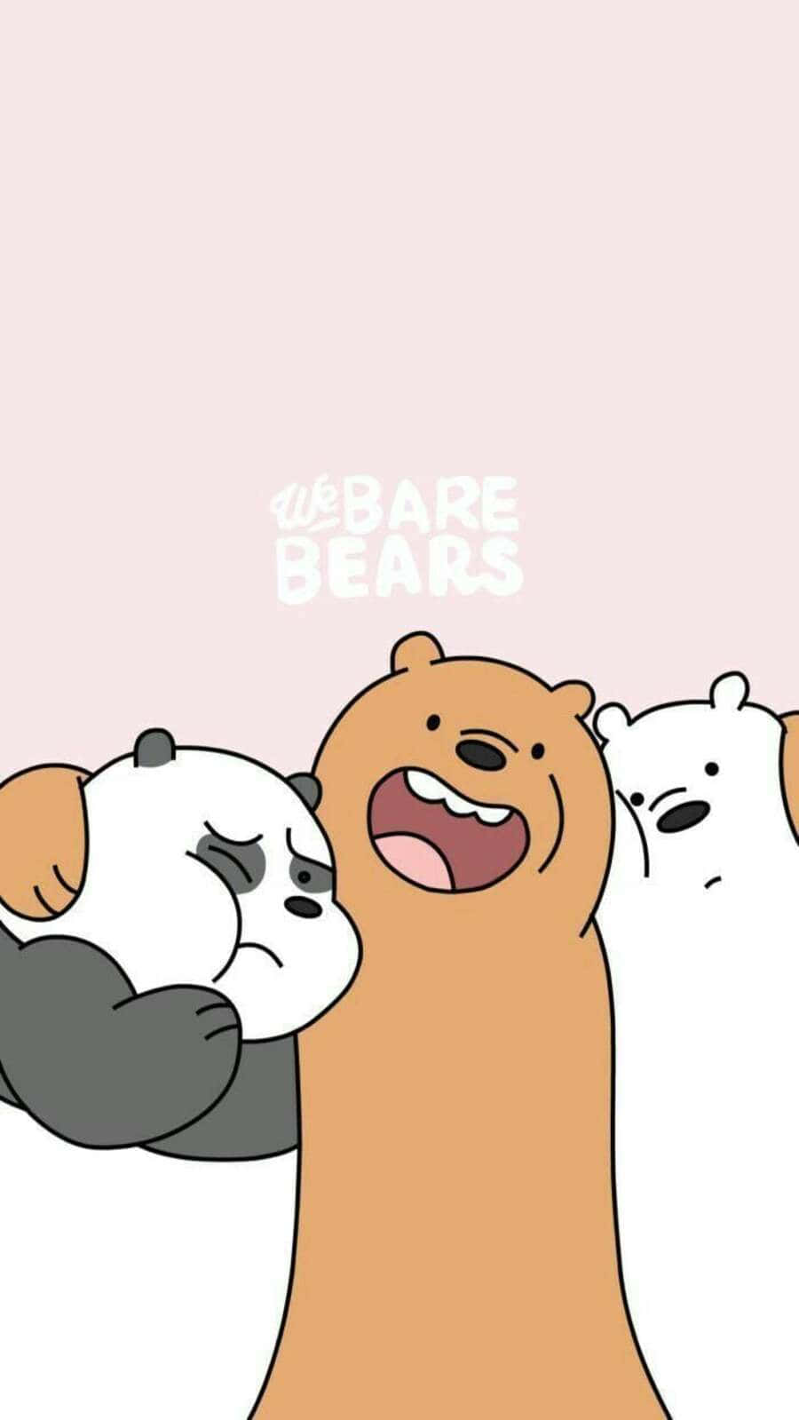 Kawaii Bear 桌布 壁紙 — 三隻卡通熊以不同的表情站在柔和的粉紅色背景前，節目名稱在它們上方。