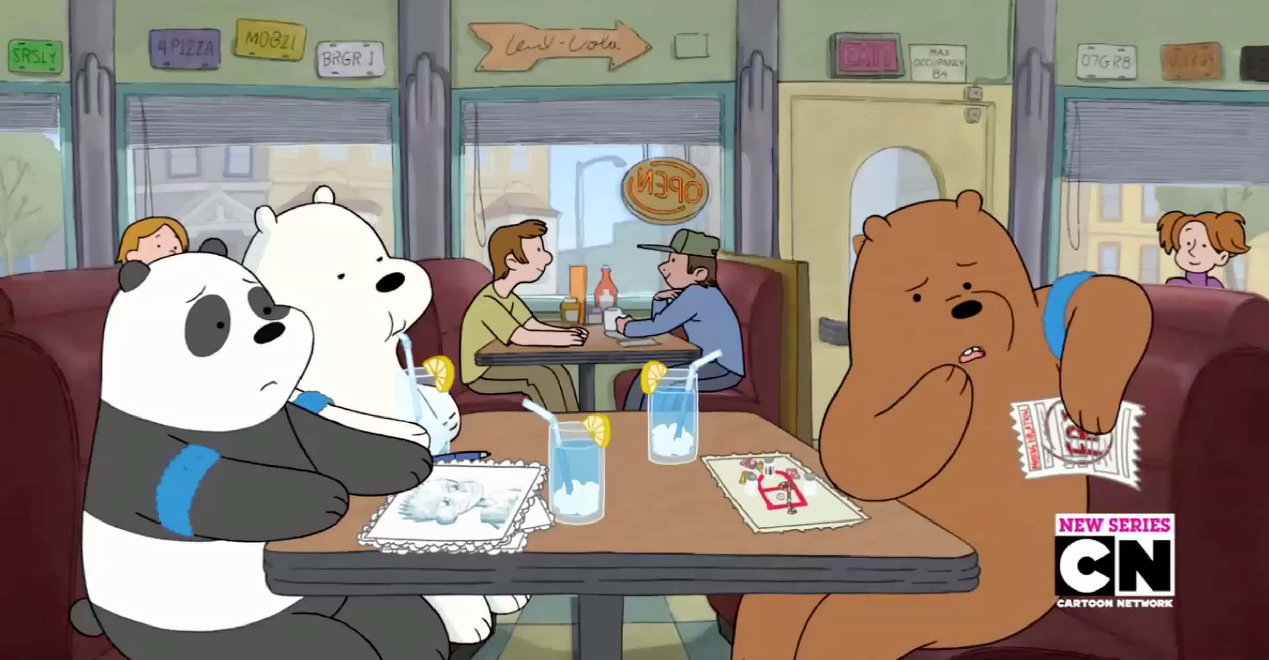 We Bare Bears 桌布 壁紙 — 三隻卡通熊坐在餐廳桌前啜飲飲料，而第四隻熊在背景中吃零食。