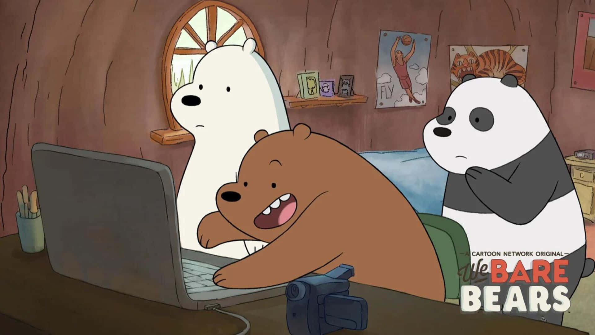 We Bare Bears 桌布 壁紙 — 三隻卡通熊擠在一間舒適的樹屋房間裡，房間有木牆和海報，圍著一部手提電腦。