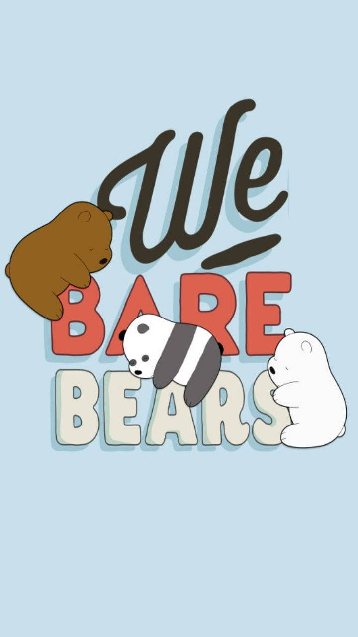 We Bare Bears 桌布 壁紙 — 三隻卡通熊睡眼惺忪地抓住風格化的文字「We Bare Bears」，背景是柔和的藍色。