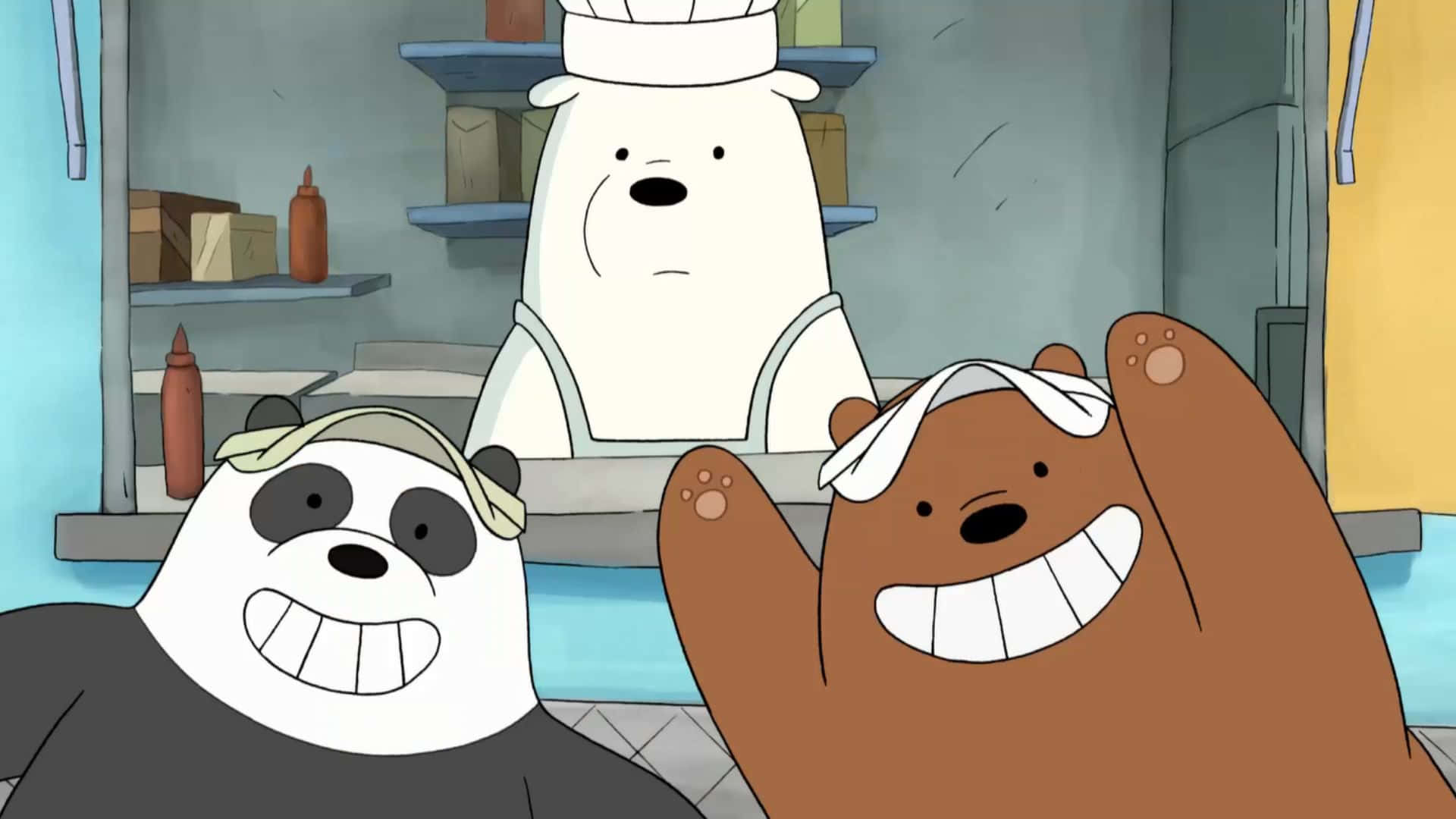 We Bare Bears 桌布 壁紙 — 三隻卡通熊紮著繃帶，在身後有架子和調味品的廚房裡開心咧嘴笑。