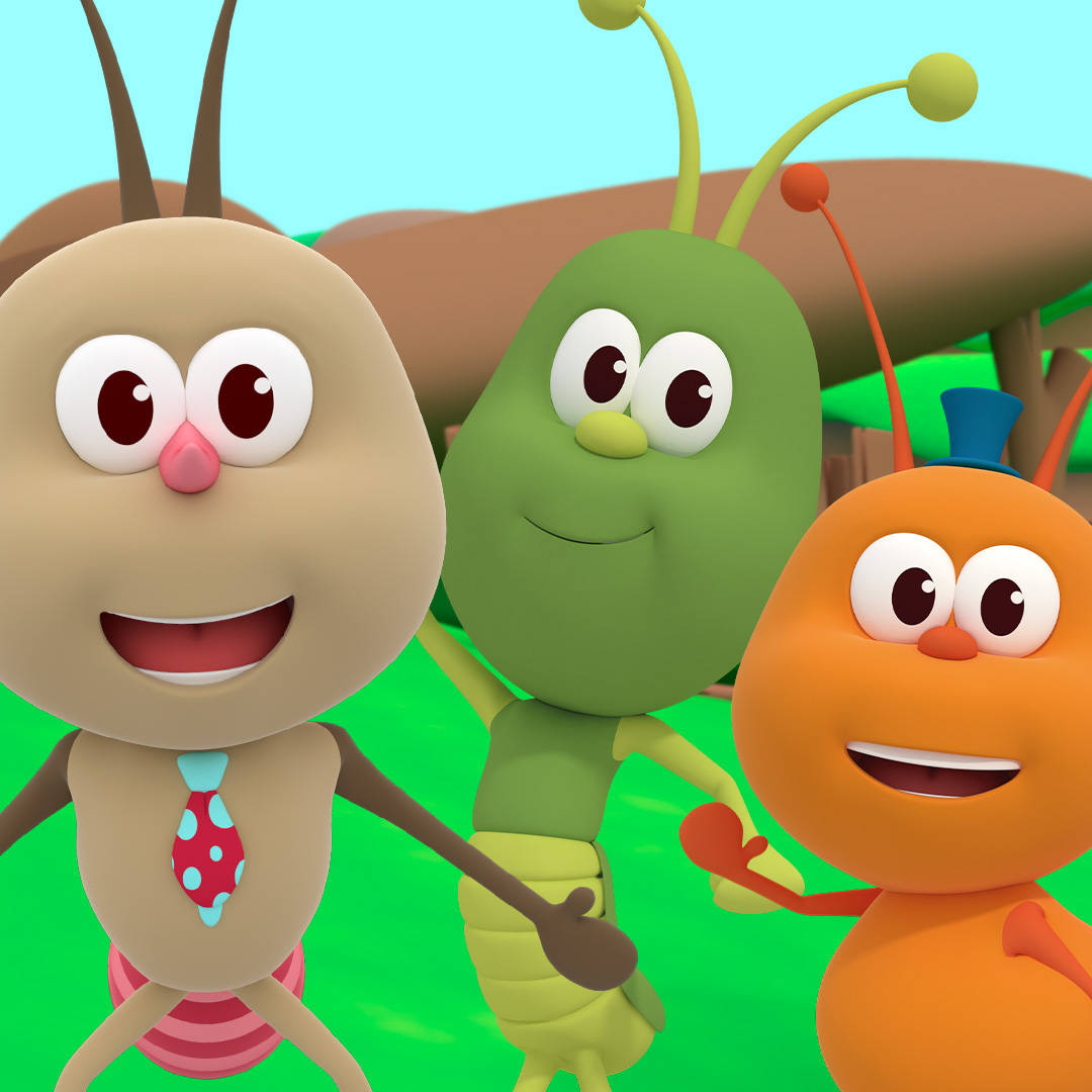 El Reino Infantil Bichikids 壁紙 — 三隻快樂的卡通昆蟲，有大眼睛和觸角，一起站在明亮的綠色田野中，天空清澈湛藍。