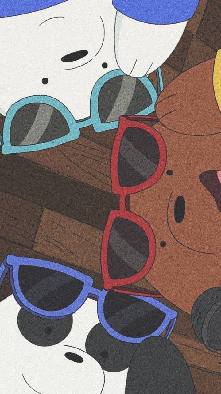 We Bare Bears 桌布 壁紙 — 三隻戴著太陽眼鏡的卡通熊在木質表面上休息，場景充滿玩樂氣氛和陽光。