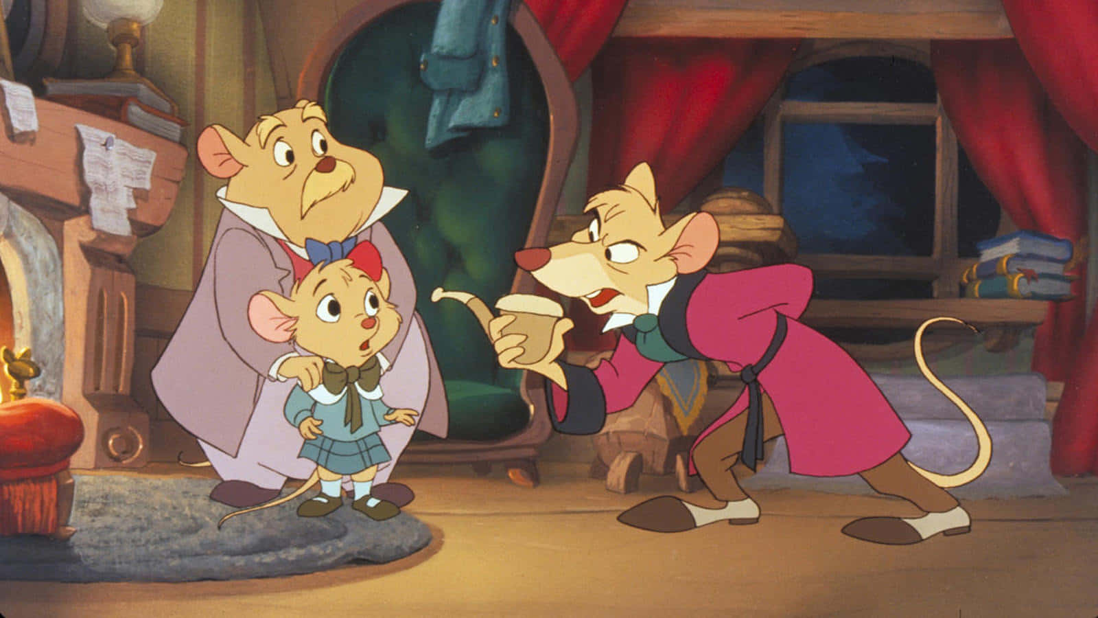 The Great Mouse Detective 桌布 壁紙 — 三隻擬人化老鼠在一個舒適的鄉村風格房間裡，有壁爐和紅色窗簾。