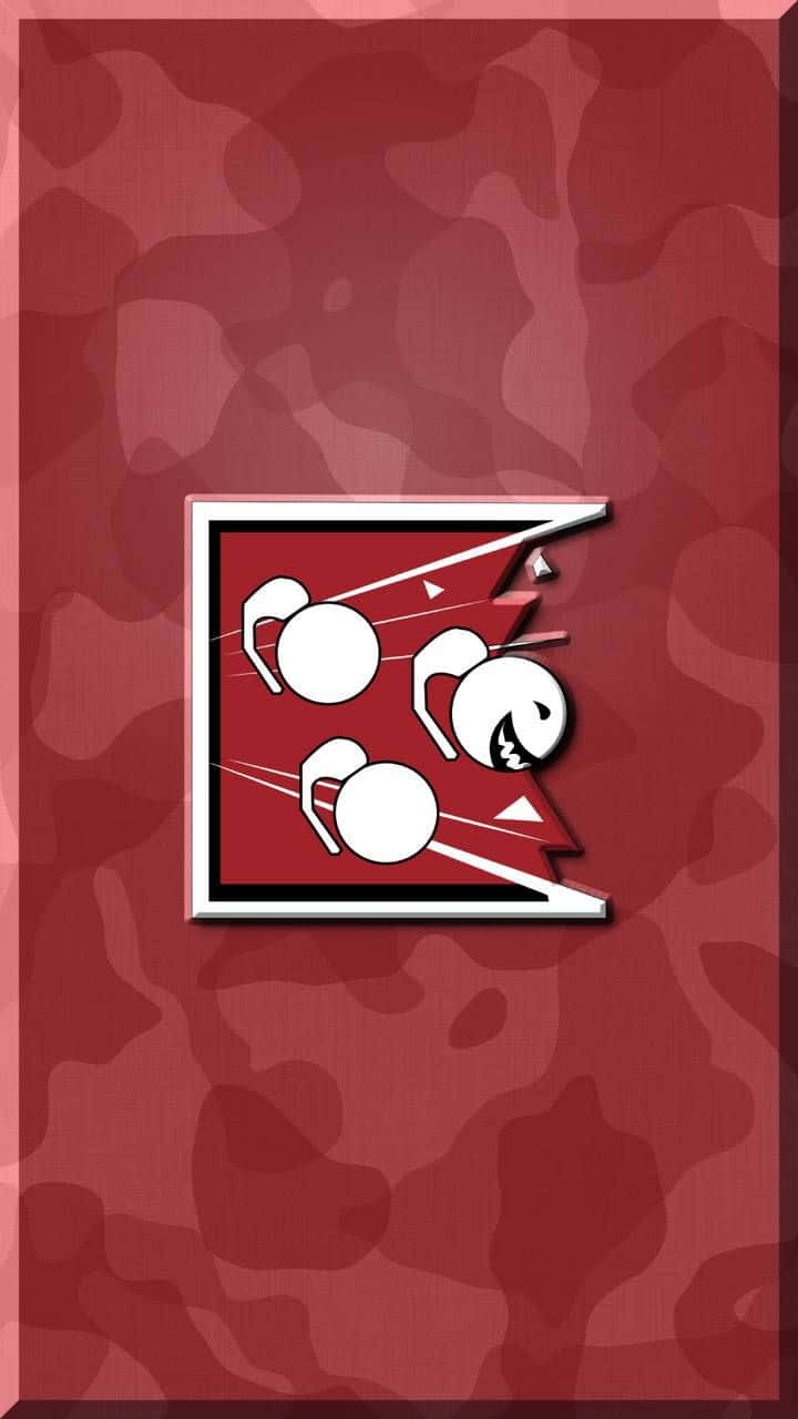 Rainbow Six Siege Fuze 桌布 壁紙 — 三隻白色卡通蜘蛛，擁有鋒利牙齒和動作線條，從一個撕裂的紅色框架中爆出，背景是栗色迷彩。