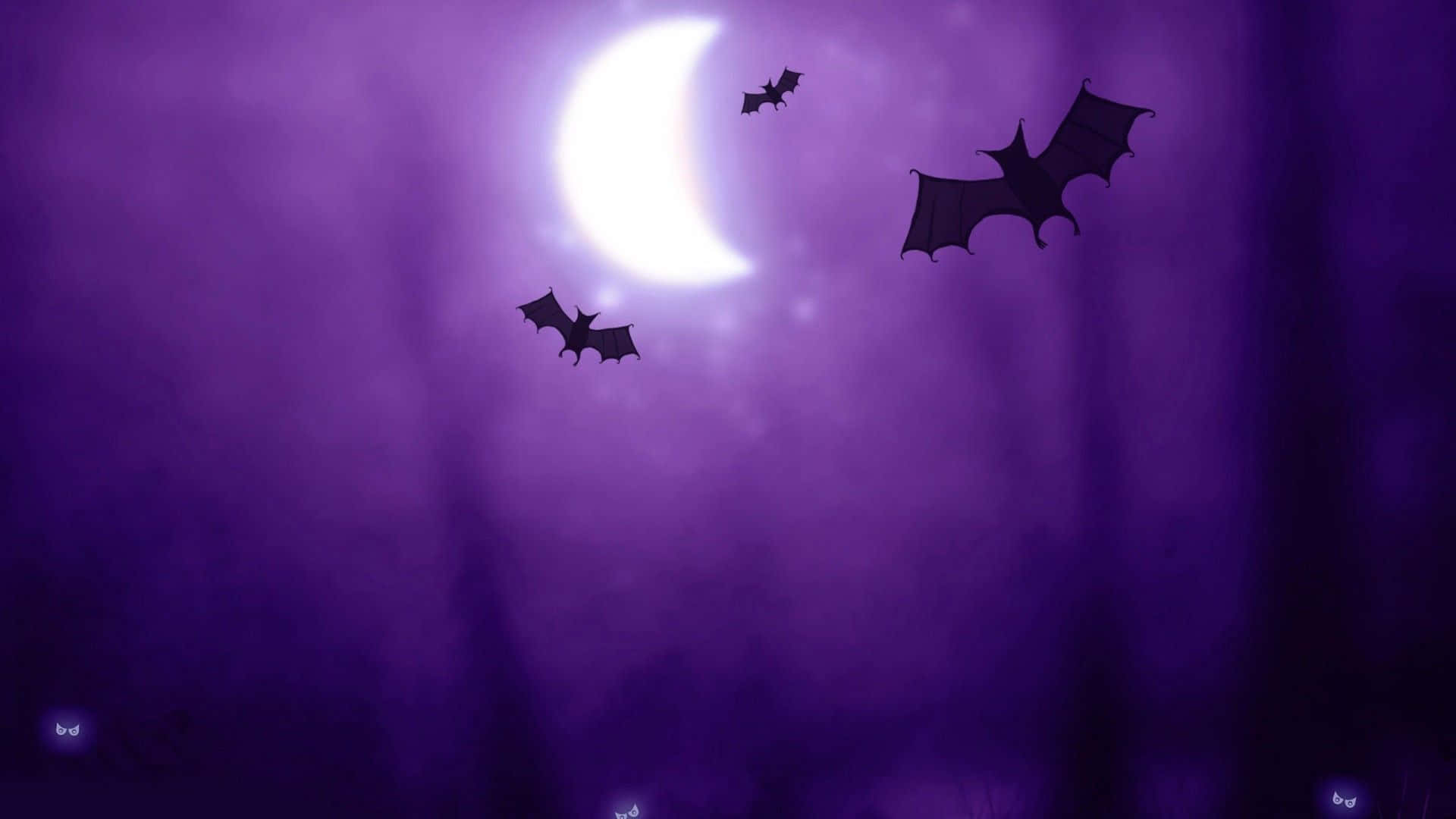 bat 桌布 壁紙 — 三隻蝙蝠在深紫色迷霧夜空中，對著發光的彎月翱翔。