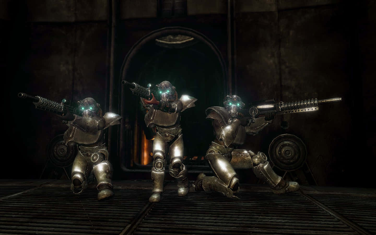 Fallout Brotherhood Of Steel 桌布 壁紙 — 三隻裝甲機械人，眼睛發出綠色光芒，在黑暗的工業艙中跪著，將武器瞄準前方。