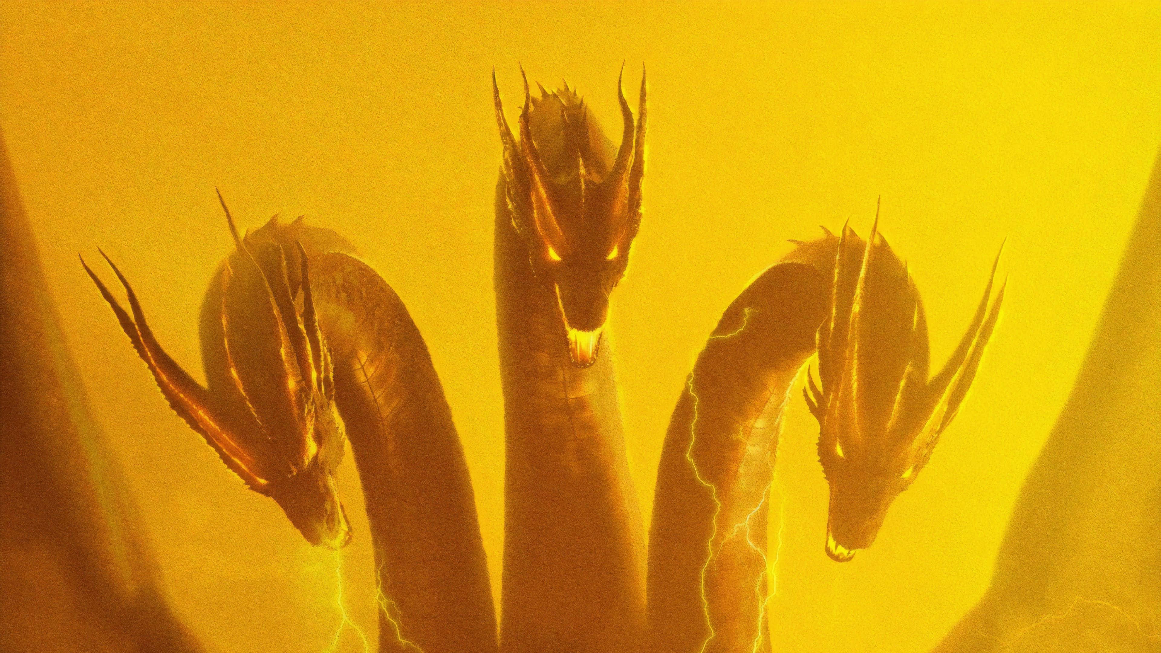 King Ghidorah 桌布 壁紙 — 三頭龍，眼睛發光，閃電在頸部周圍噼啪作響，從金色迷霧中出現。