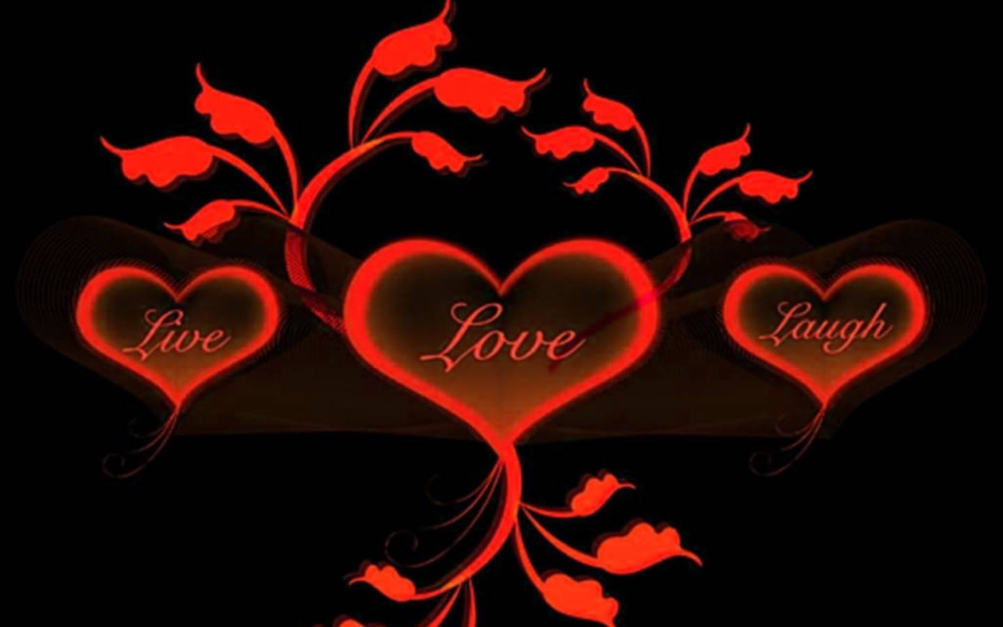 我愛你 桌布 壁紙 — 三顆發光的紅色心形，帶有「Live Love Laugh」字樣，在帶有華麗花卉漩渦的黑色背景上閃耀。