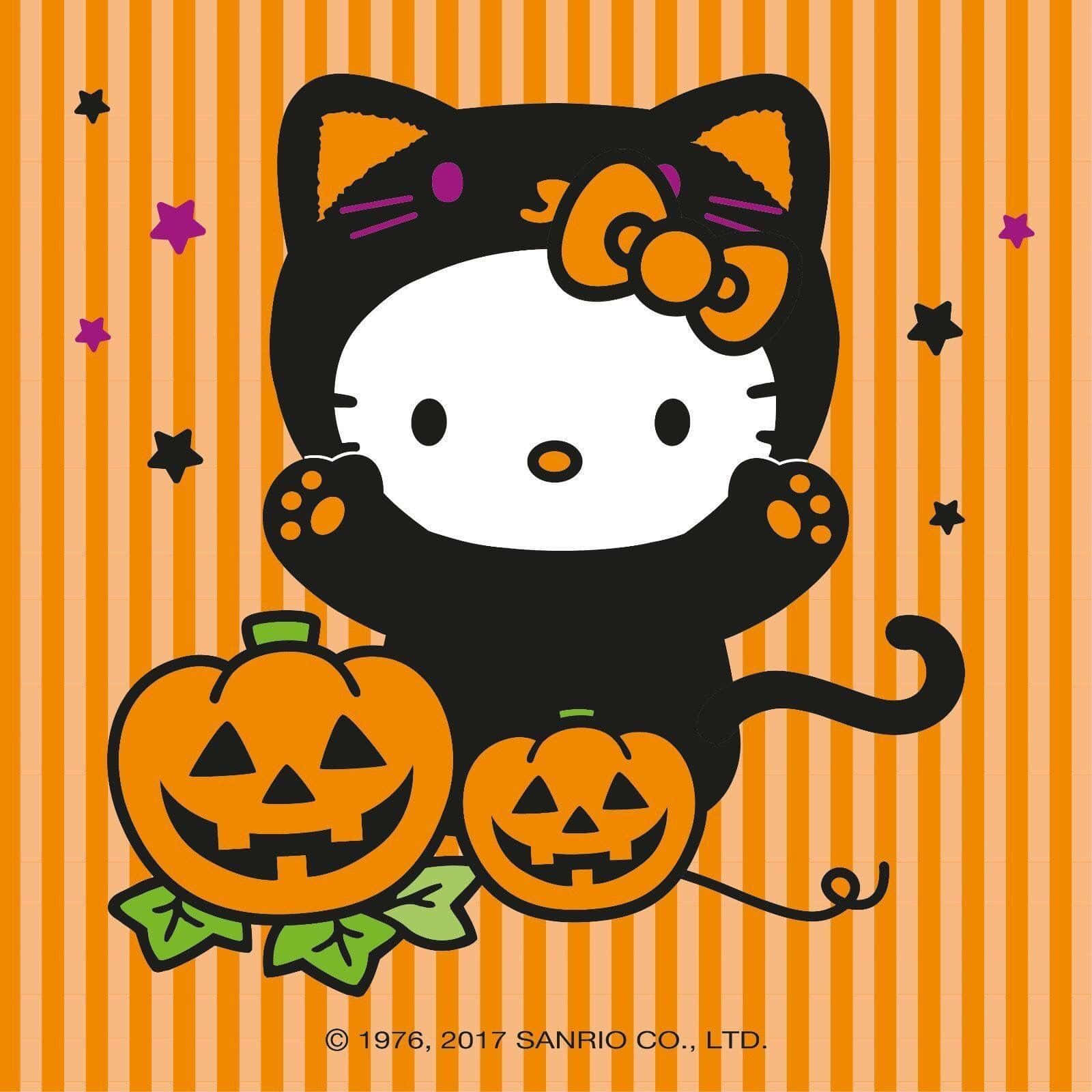 Hello Kitty 穿著萬聖節服裝，在條紋背景中拿著南瓜
