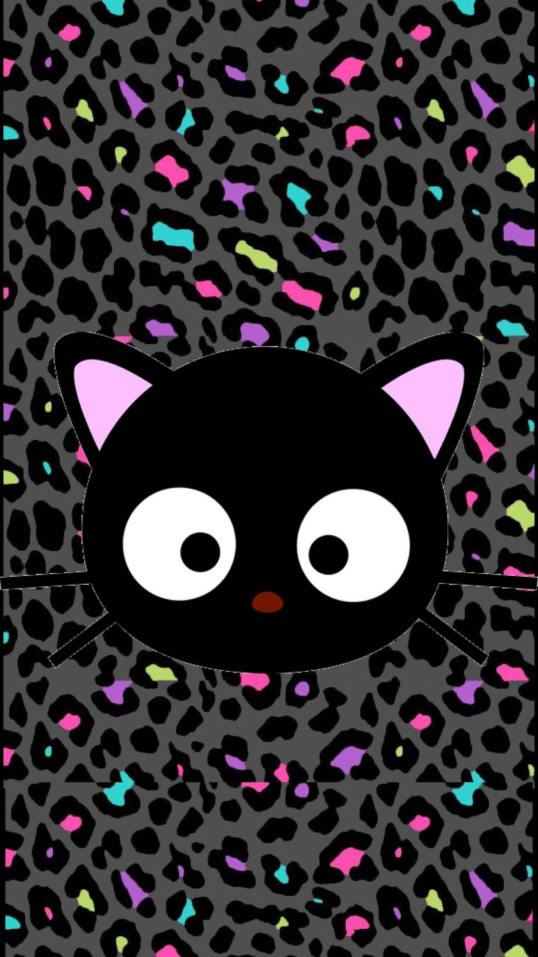 三麗鷗黑巧克力貓Chococat 壁紙 — 一隻可愛的黑色卡通貓咪，有粉紅色耳朵和白色大眼睛，從色彩繽紛的豹紋背景中探出頭來。