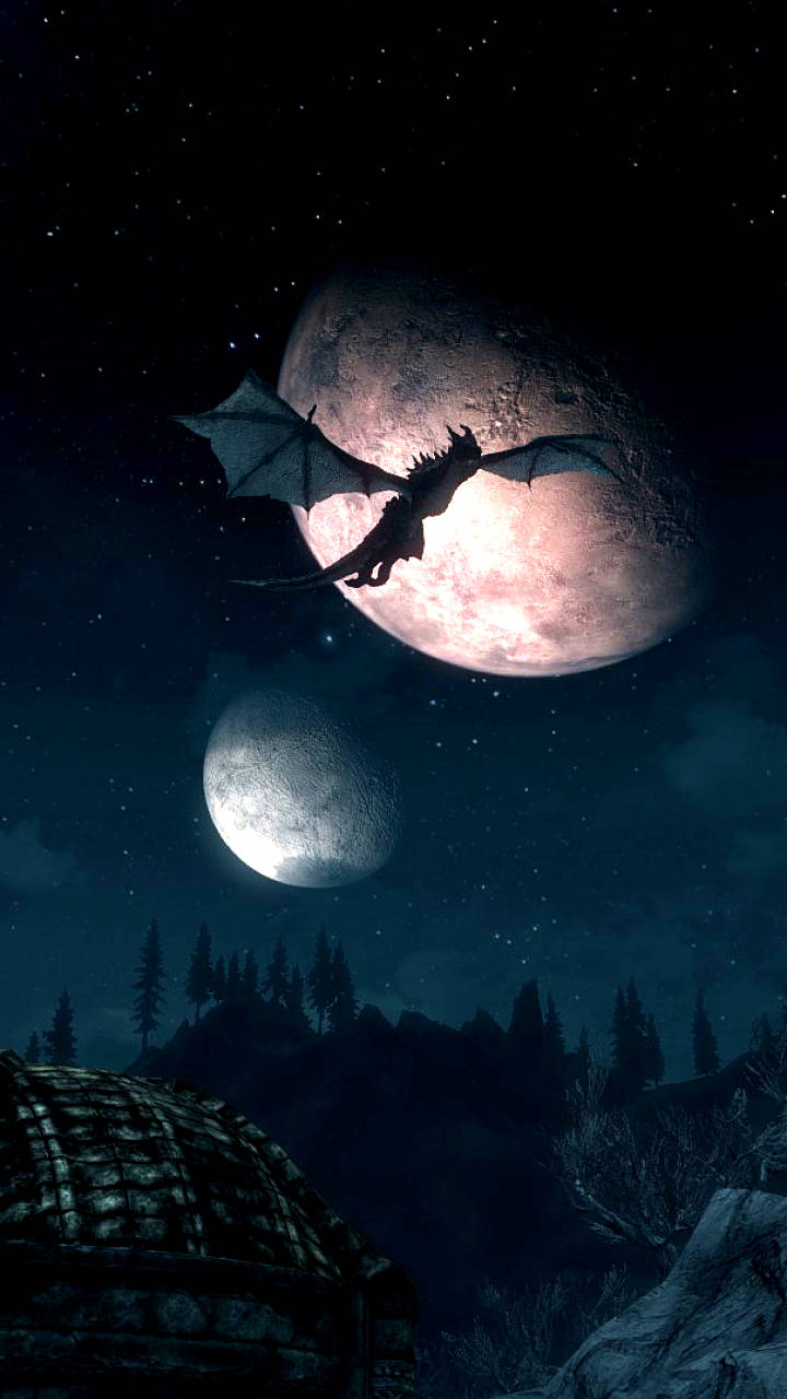 一條龍在夜間飛過森林上空的兩個月亮。