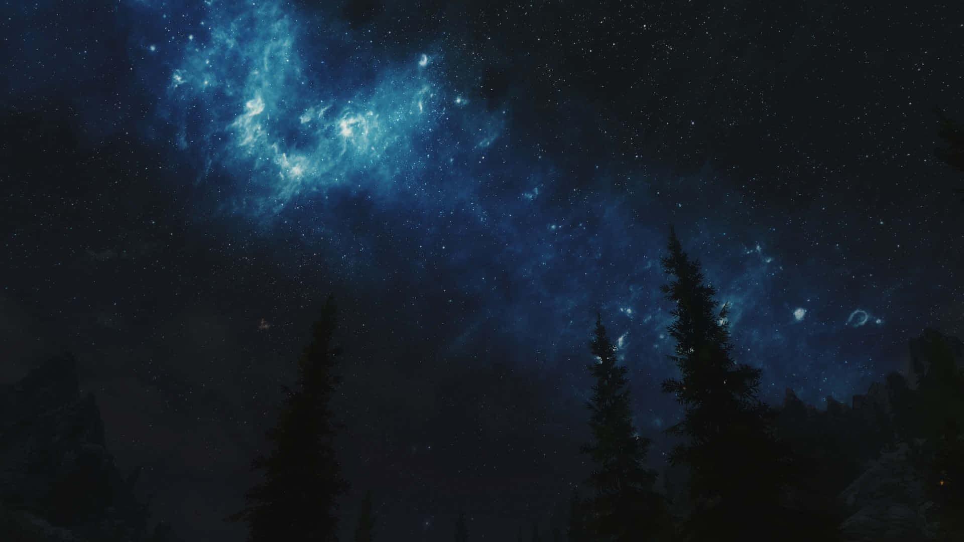 上古卷軸 - 星空下的夜景 壁紙 — 松樹的剪影框出了一個令人嘆為觀止的景色，深邃的夜空中充滿了 vibrant 的藍色星雲和無數的星星。