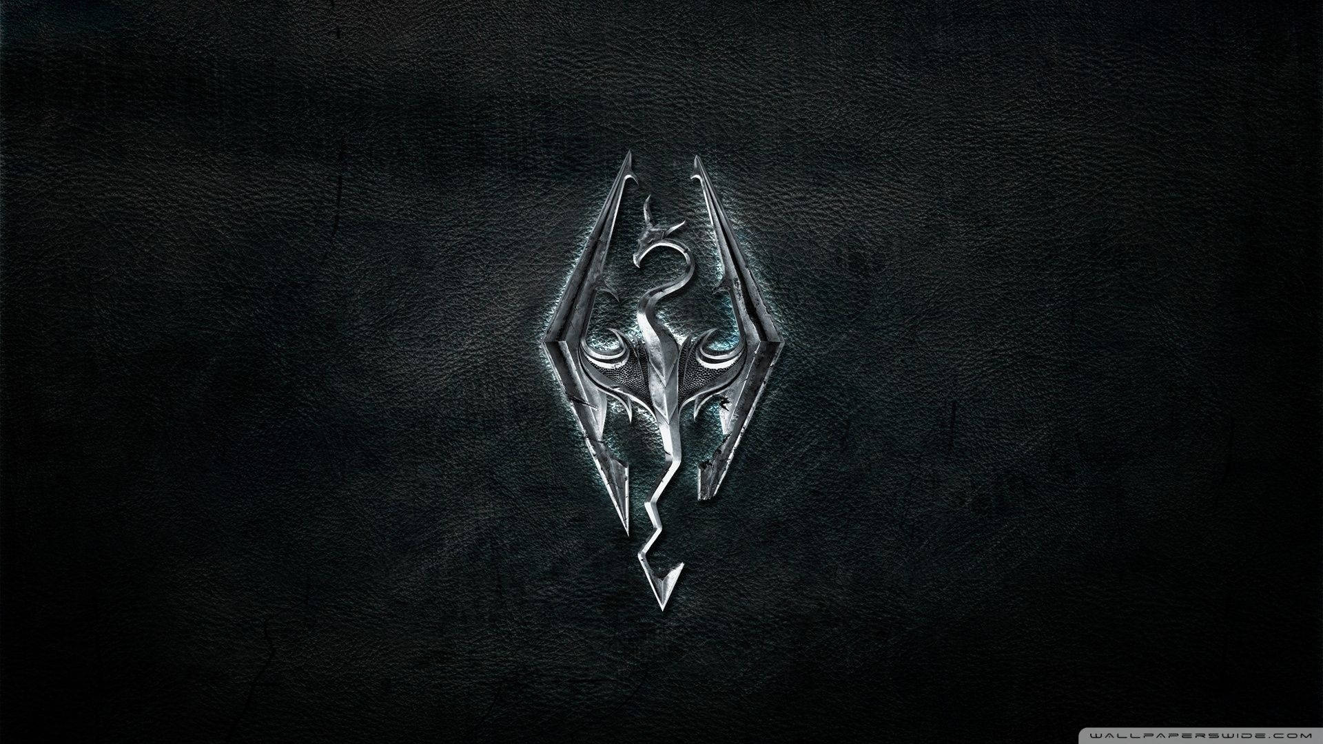 深色皮革背景上的銀色Skyrim龍紋章