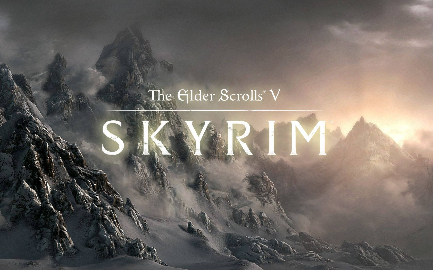 白雪皚皚的山脈，遊戲標題 Skyrim 在夕陽天空下閃耀。