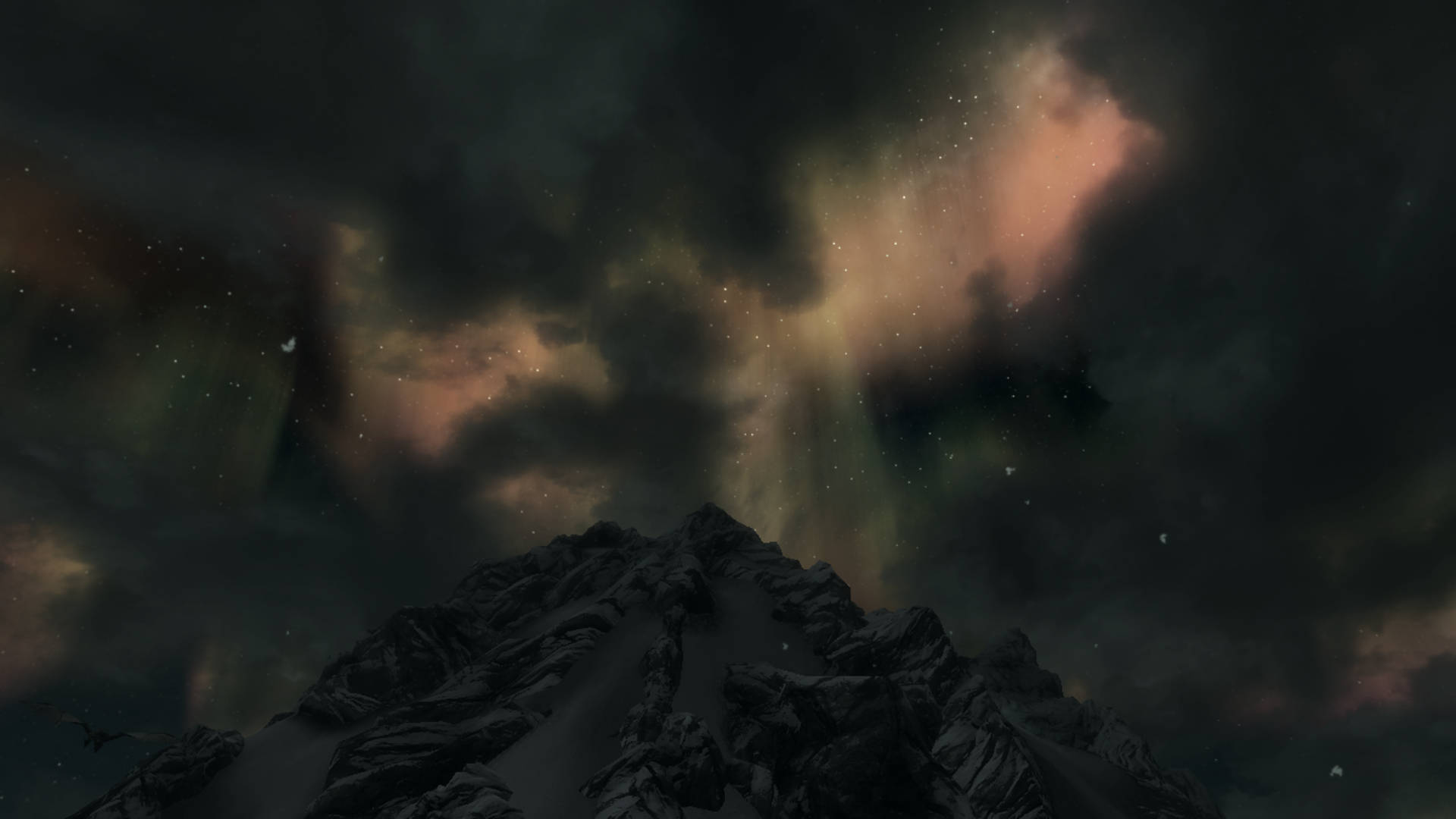 雪山山峰在發光極光和星空下