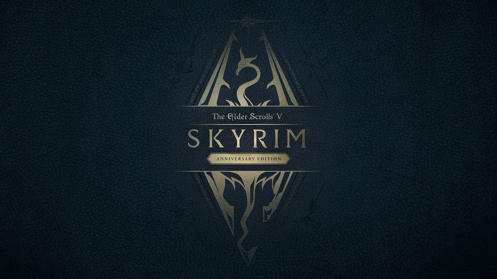 《上古卷軸V：天際》——踏入宏偉奇幻冒險世界 壁紙 — The Elder Scrolls V Skyrim Anniversary Edition 標誌在紋理深藍色皮革背景上閃耀金色光芒。
