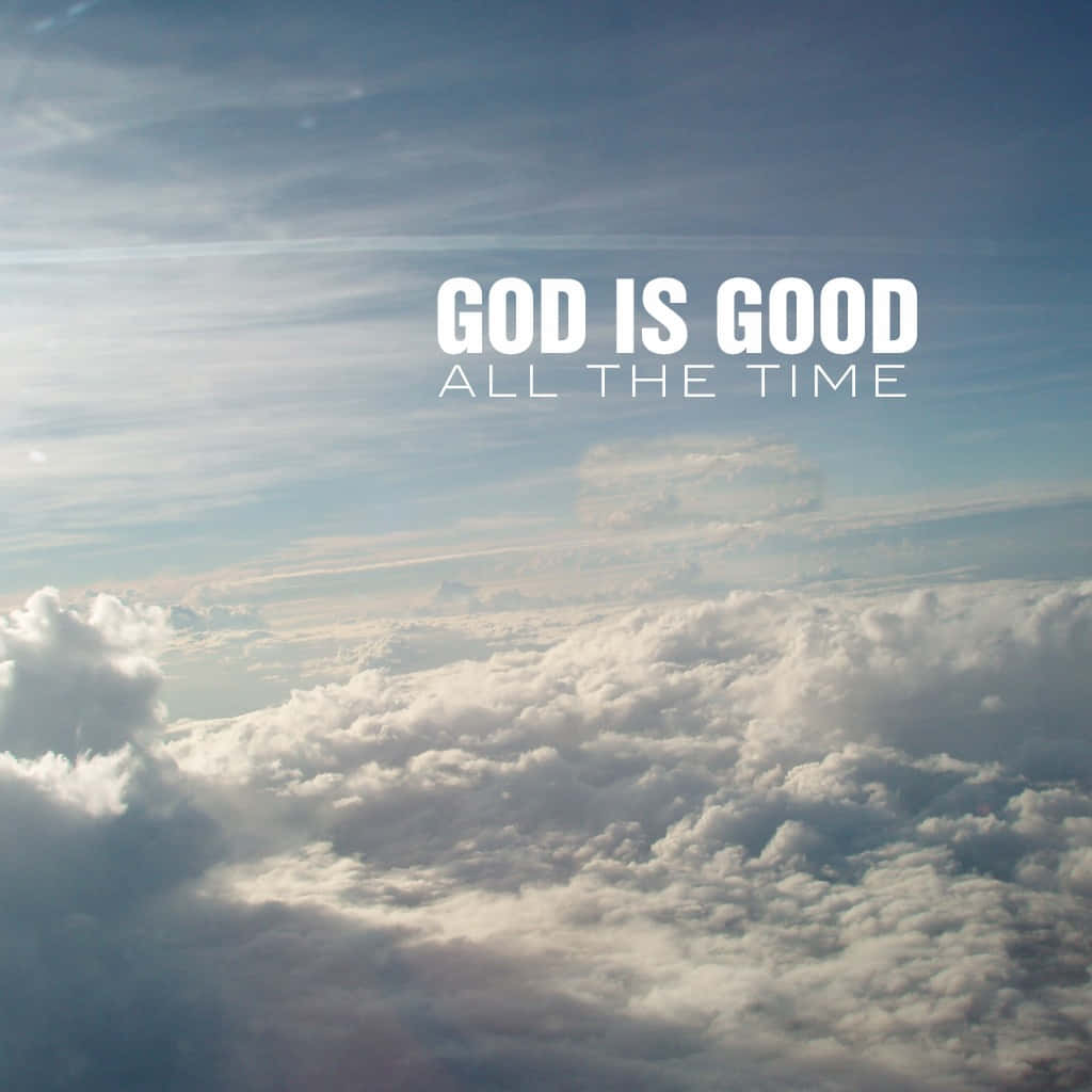 文字疊加在雲朵天空上寫著「God is good all the time」。 — 雲朵 壁紙