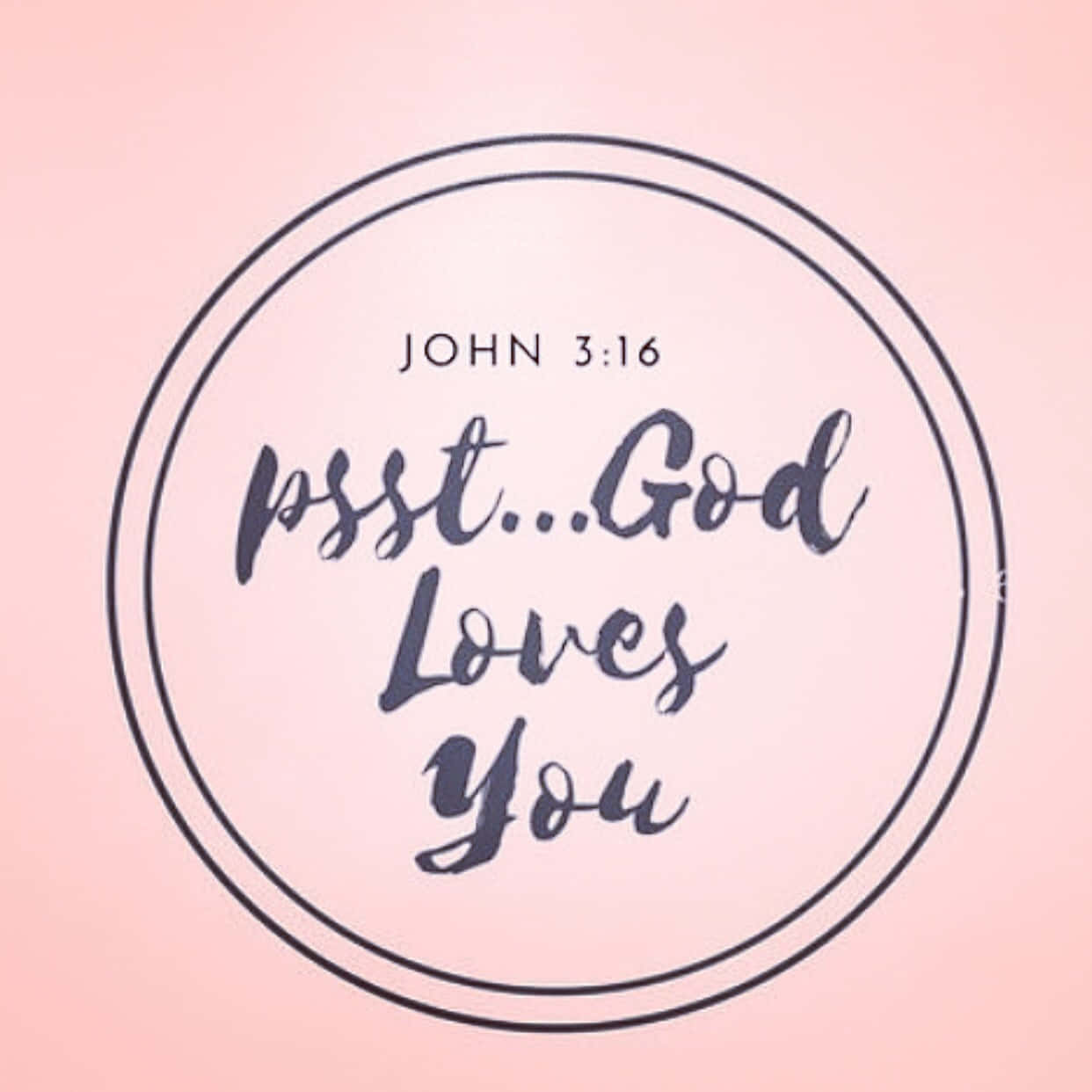 圓形設計，粉紅色背景上寫有手寫文字「psst...God Loves You」和「JOHN 3:16」。