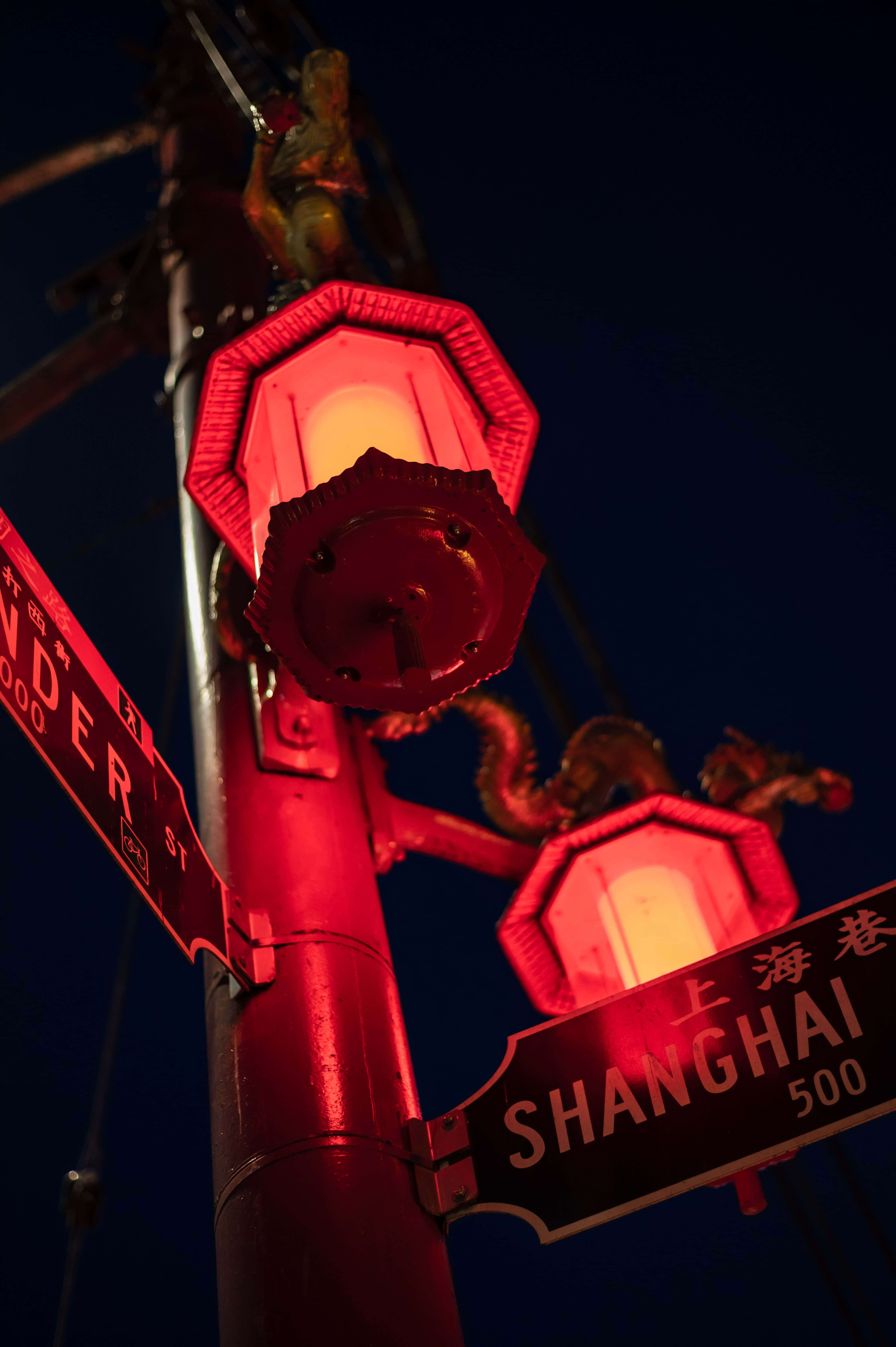 霓虹紅色動態圖 桌布 壁紙 — 上海夜晚低角度拍攝的紅色路燈和帶有龍雕塑的桿上標誌。