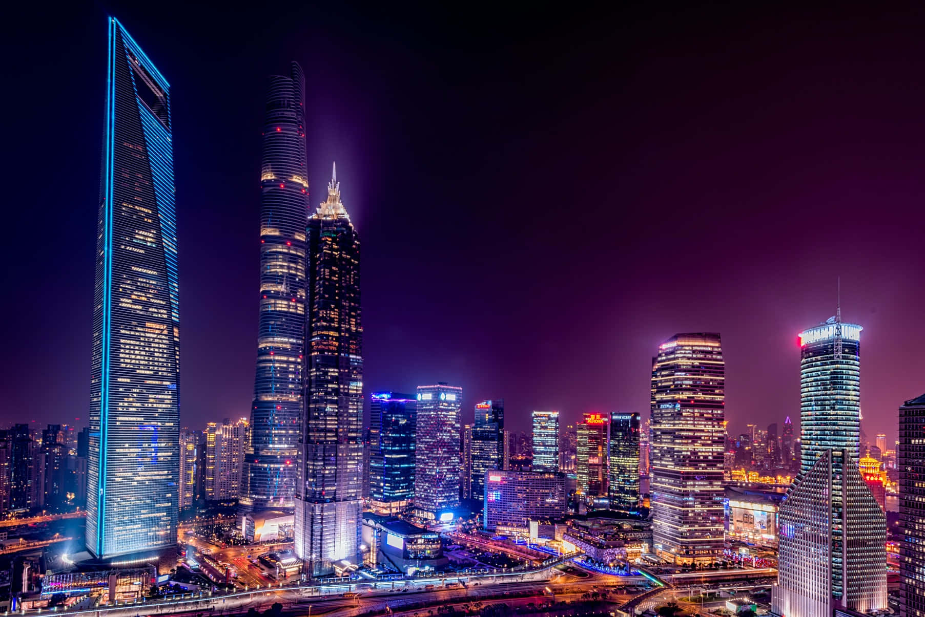 城市景觀 桌布 壁紙 — 上海天際線的璀璨夜景，摩天大樓在深紫色天空中閃耀。