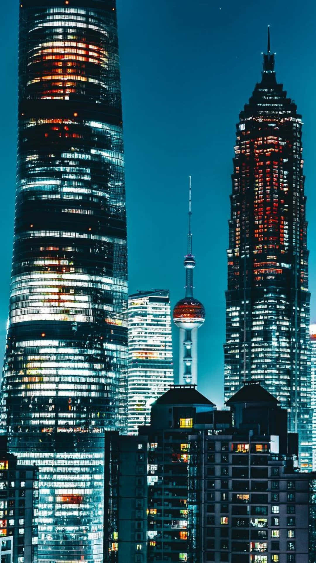 Xiaomi 桌布 壁紙 — 上海高聳的摩天大樓在深藍色的暮色中閃爍著溫暖的燈光。