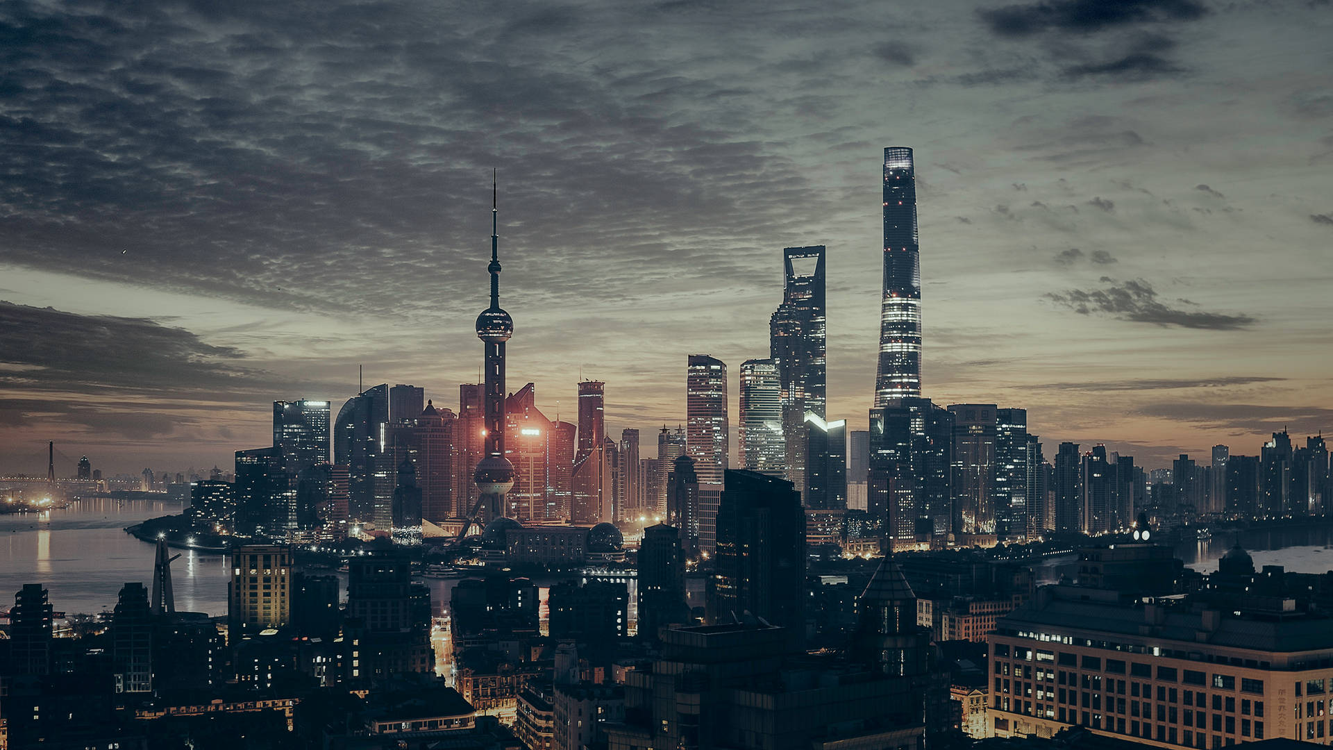 上海黃昏天際線，燈火通明的摩天大樓與河流倒影