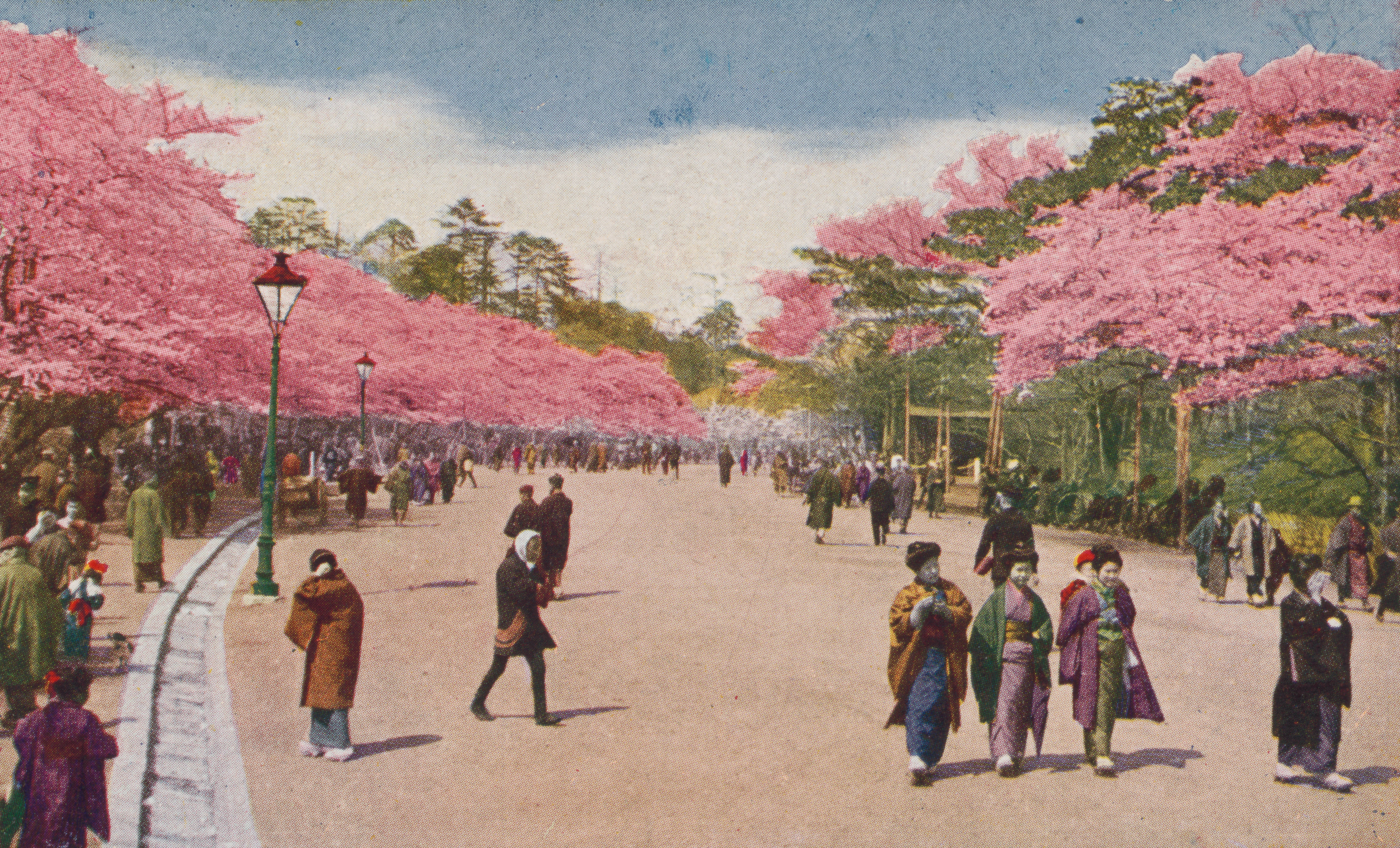 上野公園圖 壁紙 — 一張復古明信片風格的日本繁華街道景觀，兩旁種滿鮮豔的粉紅色櫻花樹，在明亮的藍天下。