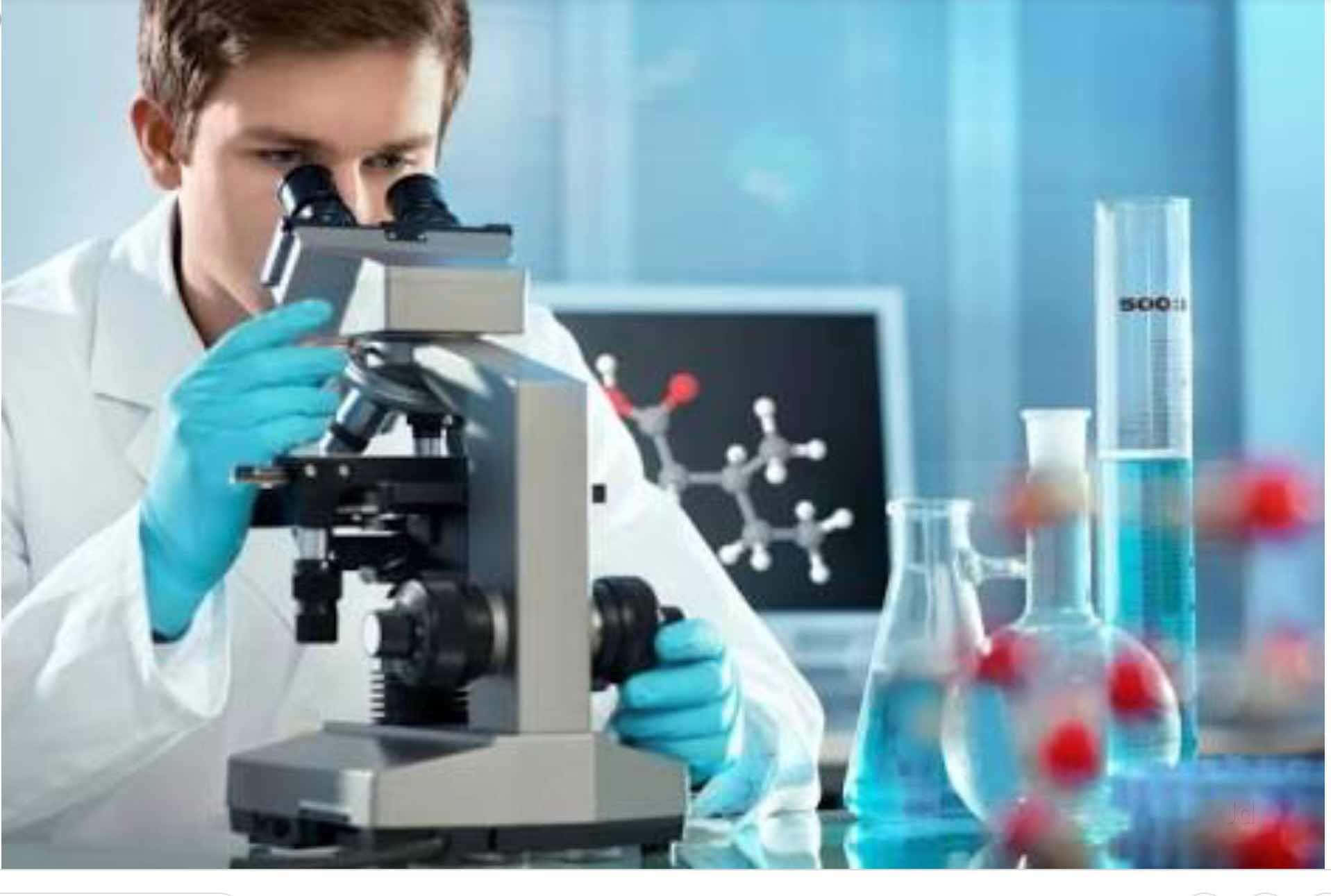 年輕科學家在實驗室用顯微鏡檢查樣本