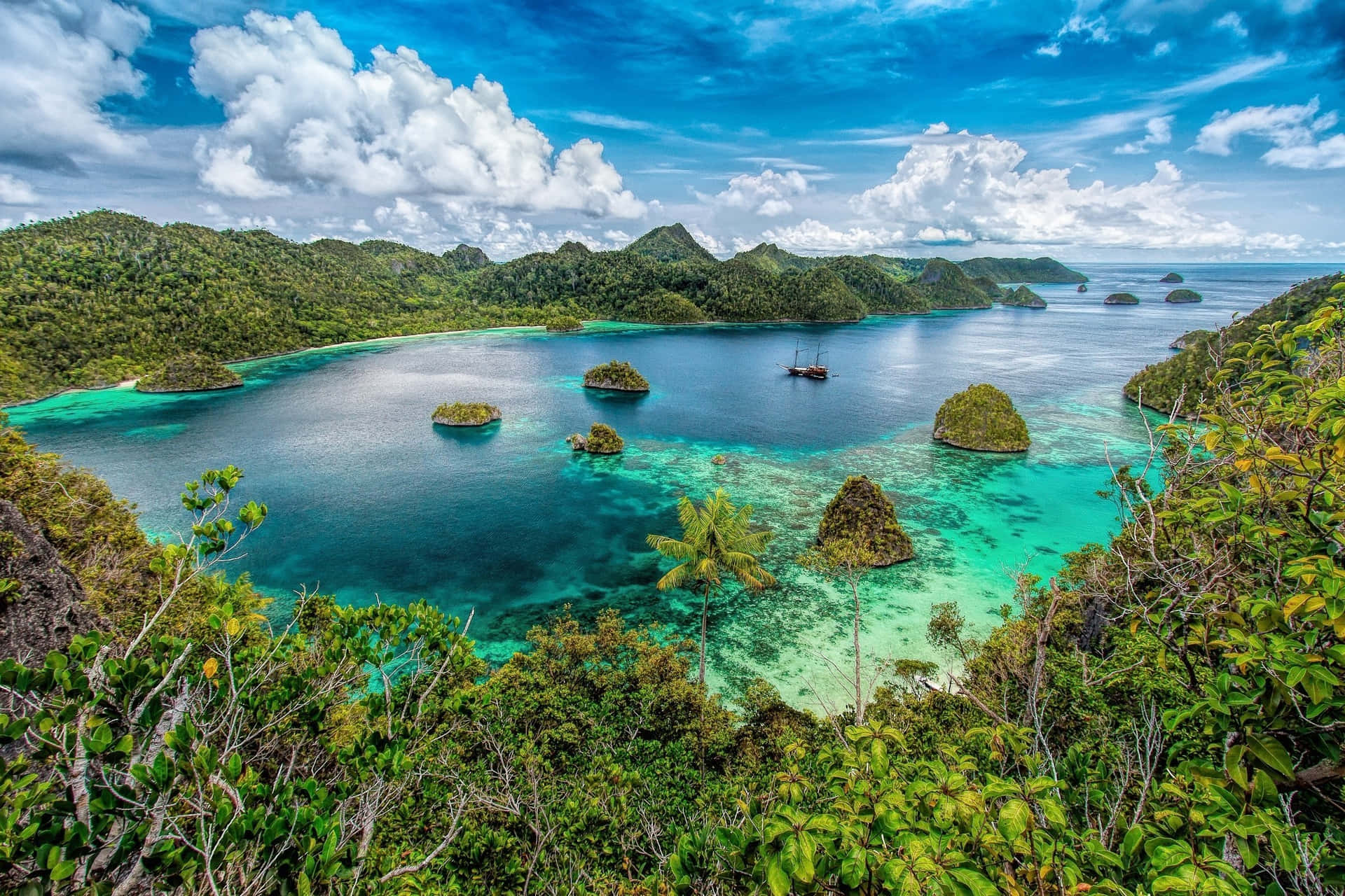 熱帶潟湖，碧綠色湖水，綠島，藍天白雲。