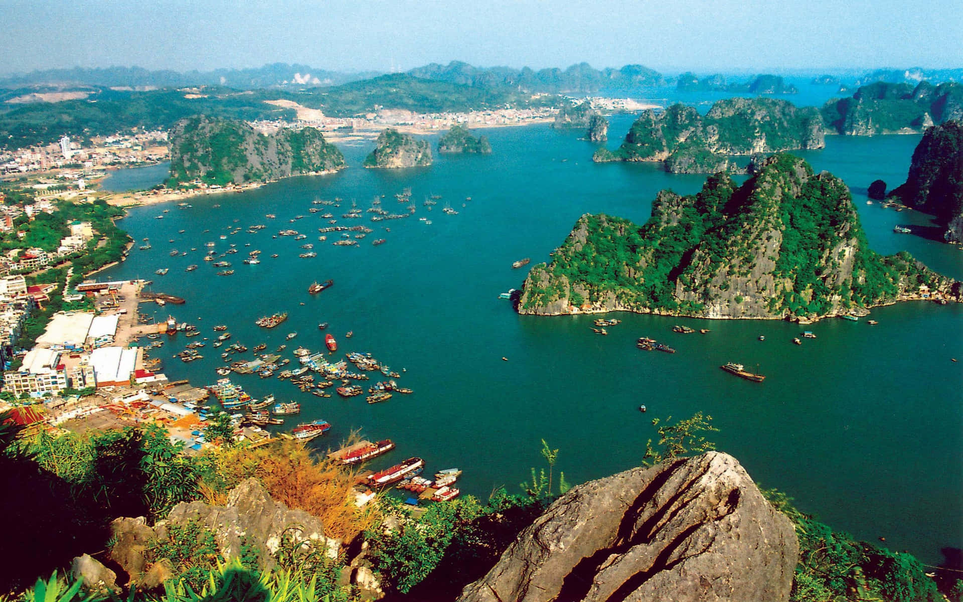 從岩石觀景點看到的沿海海灣，有船隻和喀斯特島嶼。