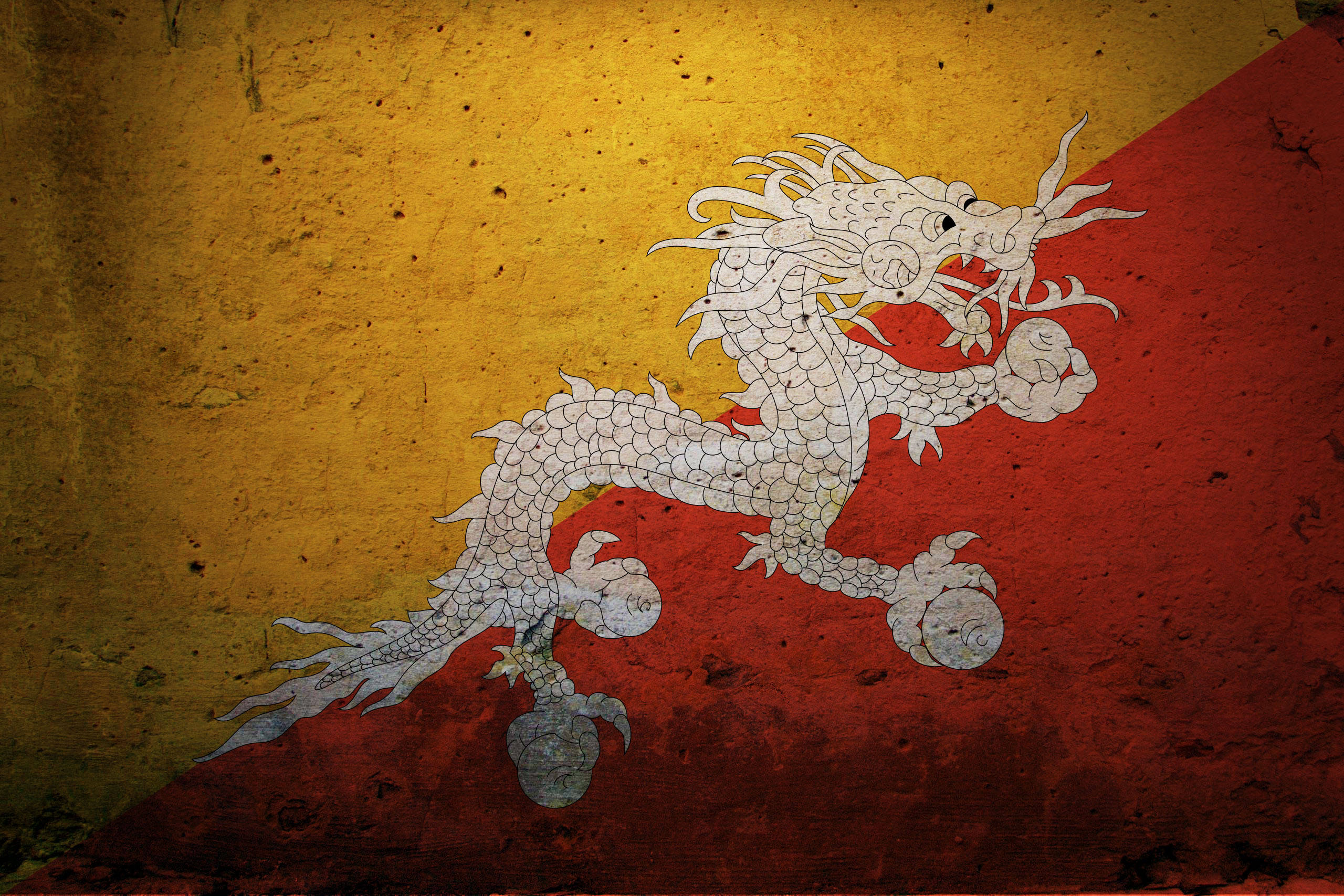 不丹國家隊龐克藝術 壁紙 — 一面歷經風霜的不丹國旗，黃色和紅色背景上有一條白龍，展現出質感和歲月痕跡。