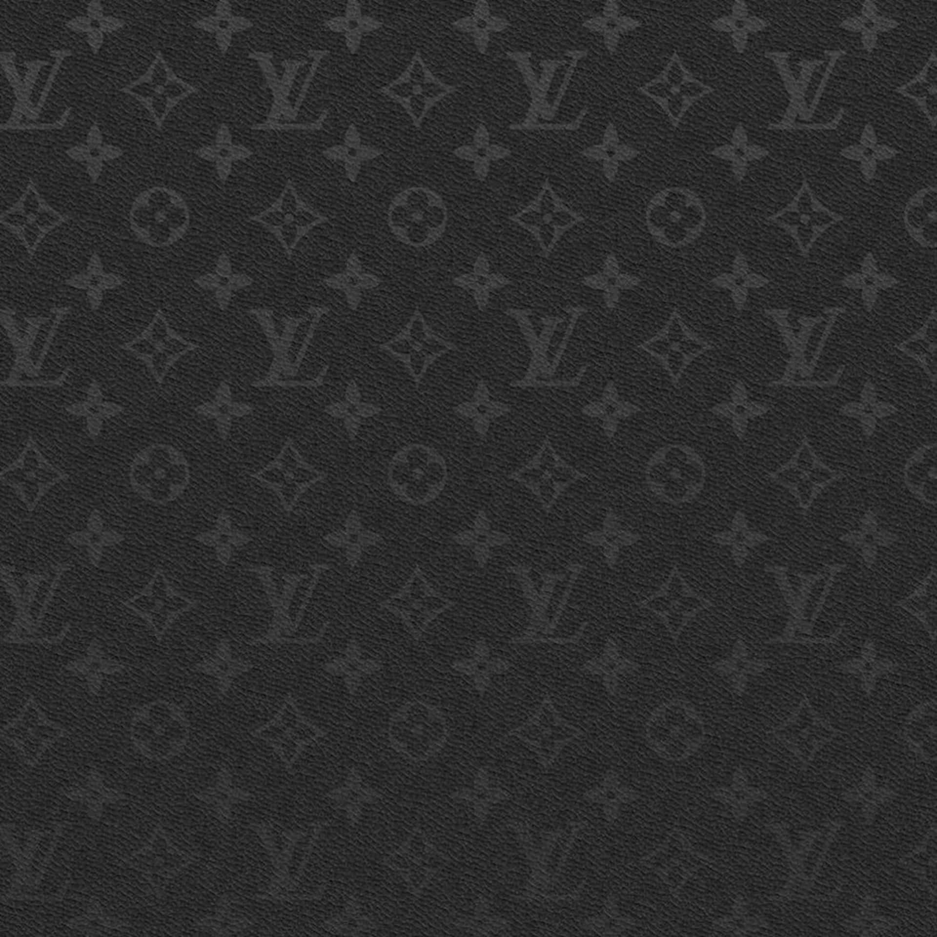 黑色皮革，表面壓印有重複的字母組合圖案