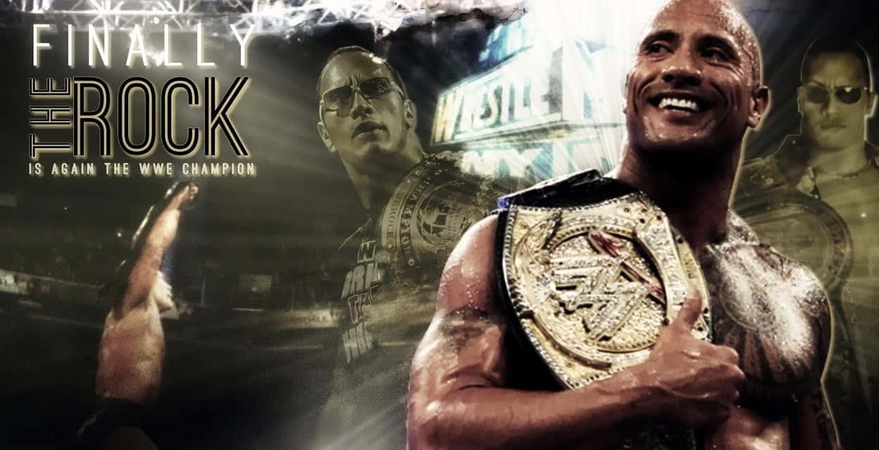 「不可能只是小人逃避現實的詞彙」——道恩·強森 壁紙 — Dwayne Johnson 在明亮的場館燈光下得意地舉起WWE冠軍腰帶，文字寫著『終於THE ROCK再次成為WWE冠軍』。