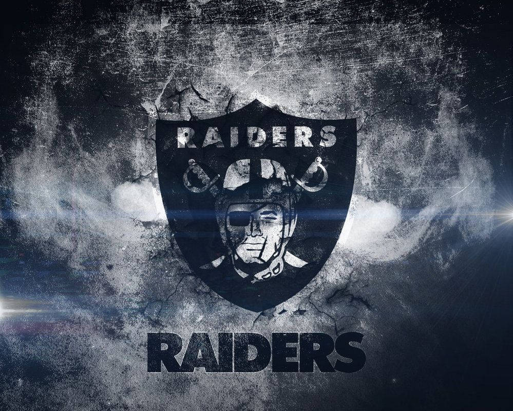 Raiders 標誌在裂紋混凝土背景上，帶有發光的光條。