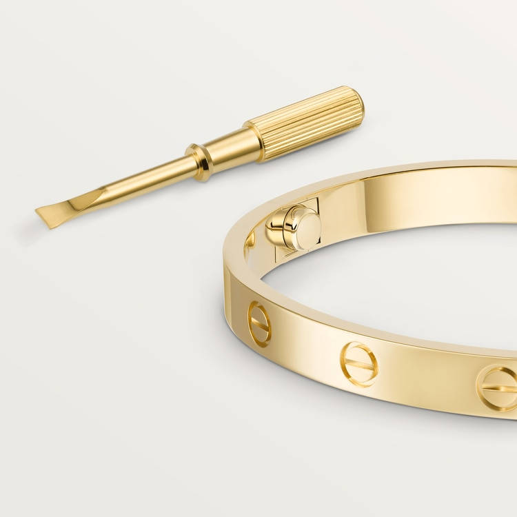 金色Cartier LOVE手鐲與螺絲批，白色背景