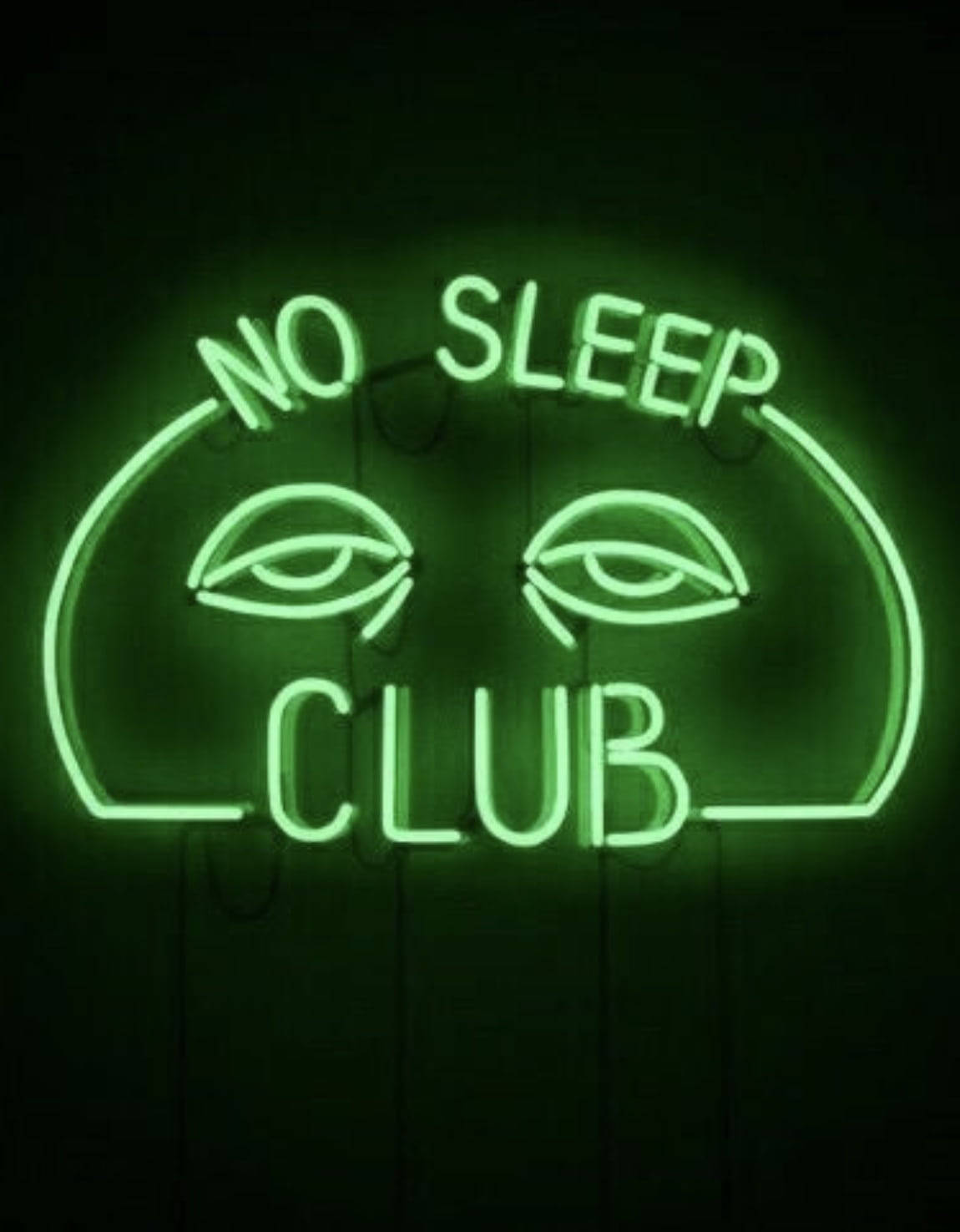 綠色霓虹燈牌，形狀像一張有眼睛的臉，上面寫著 no sleep club。